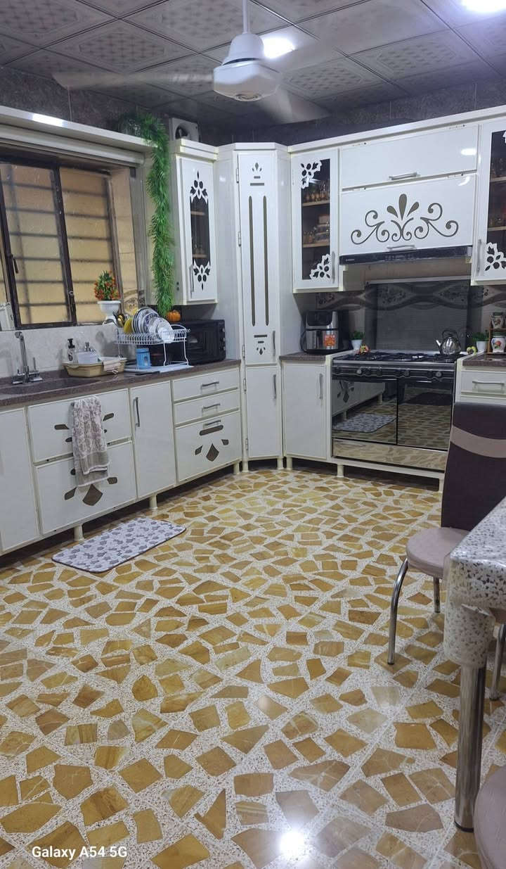 دار للبيع 🏠🏠🏠
موقع.. خزرج خلف القصصايب قريب من تقاطع رائس الجادة
مساحة ٢٥٣ م
واجهة ١٤ م
📄سند ملك صرف شرط التحويل على شارع ١٥ 
طابق واحد بالاضافة الى سرداب +غرفتين داخل السرداب
طابق ١ .. غرفتين نوم ومطبخ و هول وصحيات
+ كاونترات المطبخ + طخمين قنفات (طخم الاستقبال + طخم الهول ) 
 للإستفسار الاتصال على الأرقام التالية 
***********📞
***********📞
 
او مراجعة مكتب الاحسان المركزي الكائن في سايدين حي الاخاء مقابل مجمع نادي نينوى الرياضي ومجاور النور للتسوق
