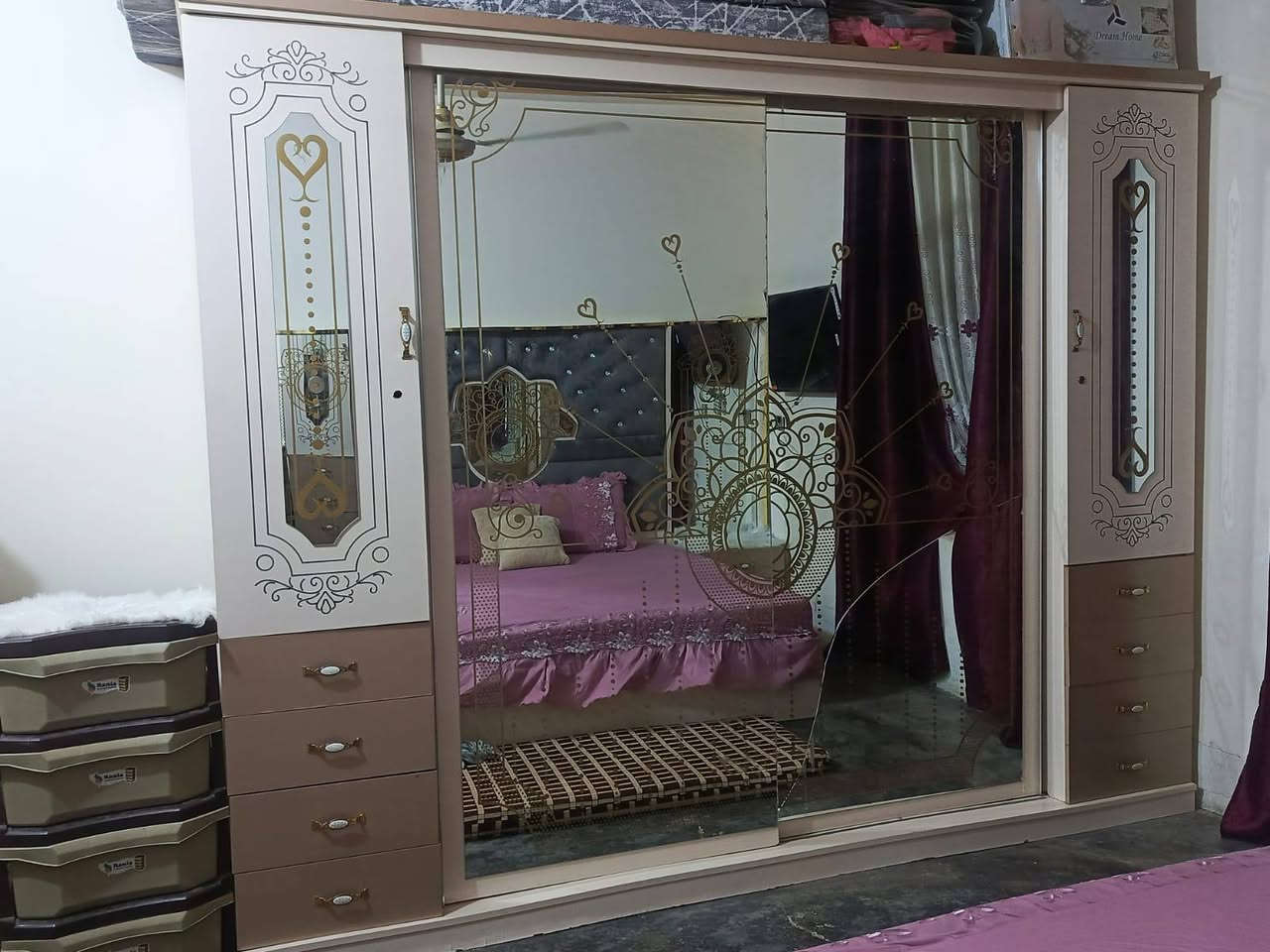غرفه للبيع نضيفه فقط كسر مرايه الكنتور مثل ما واضح ***********بصوره سعرها ٤٠٠وبيها مجال اتصال
