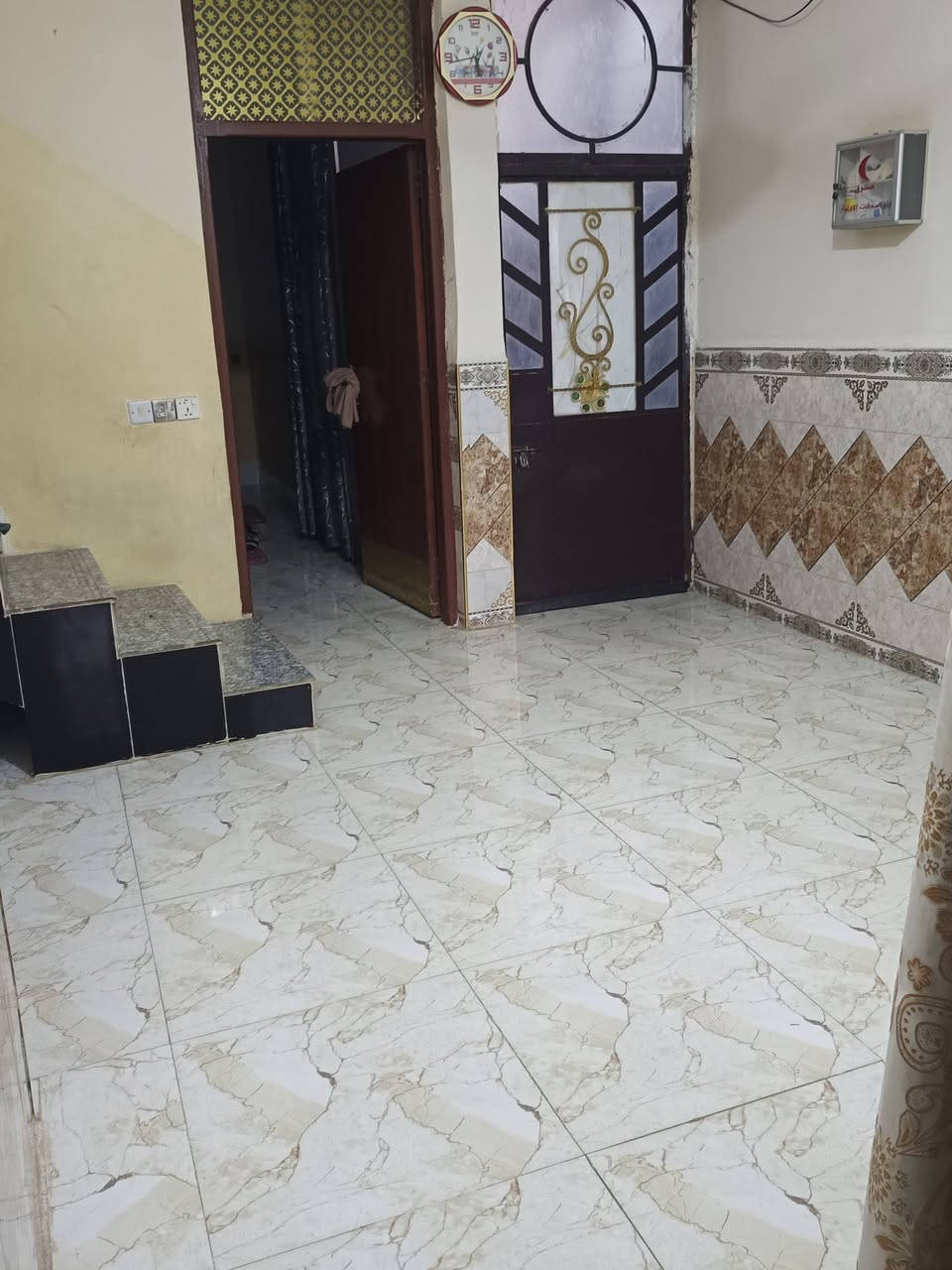 دار للبيع مساحه ١٠٠ متر طابو زراعي ٢٥ عنوان المفرك قرية الحاج ناصر قرب ملعب مجيد البيت يتكون استقبال مطبخ حمام داخل البيت صاله غرفت نوم منور + غرفت طابق ثاني بدون صقف بيت كامل كله سيراميك الواجها ٥ نزال ٢٠ تصال على رقم *********** سعر ٦٠ بي مجال بيت نضيف مرتب
