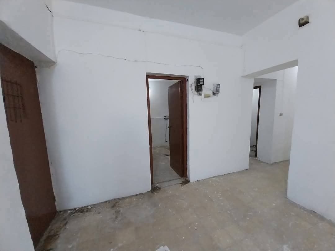 شقة ارضيه للايجار .. 
غرفه وهول وصاله ومطبخ وصحيات وطرمه باب معزول ركن نظيفه منطقة العمارات السكنيه قرب  التارتان مقابل منطقة دور العمال  خلف دائرة  الدفاع المدني ..
 للاستفسار اتصل بالرقم ***********