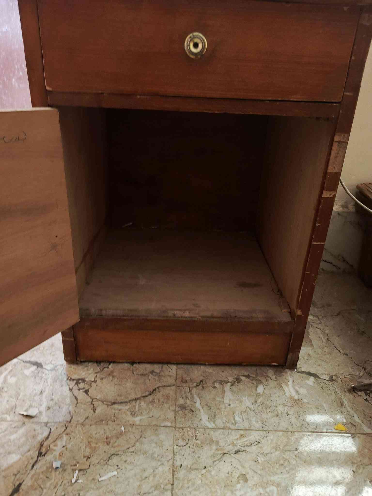 غرفه صاج وقوي نقص ميز تواليت كنتور ٦ بوب صاج داخل وخارج سعر ٣٠٠
مبرده نظيفه حجم ثنين ونص ماطور سرعتين السعر ٦٥ قفل من الاخير 
اي استفسار خاص راسلوني مكاني ابو غريب خرنابات شارع السجه *********** واتساب 
*********** اتصال خط
