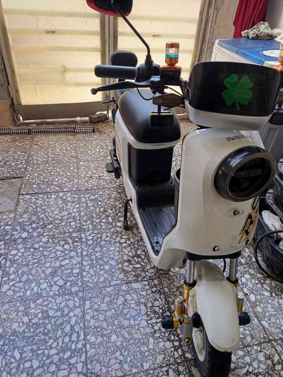 السلام عليكم عندي هاي الدراجه شحن  للبيع كلشي مابيه الشاحنه مالته موجوده تأخذه على الفحص ...السعر350  وبيه مجال  ....وهذا رقمي بي وات ساب  ***********
