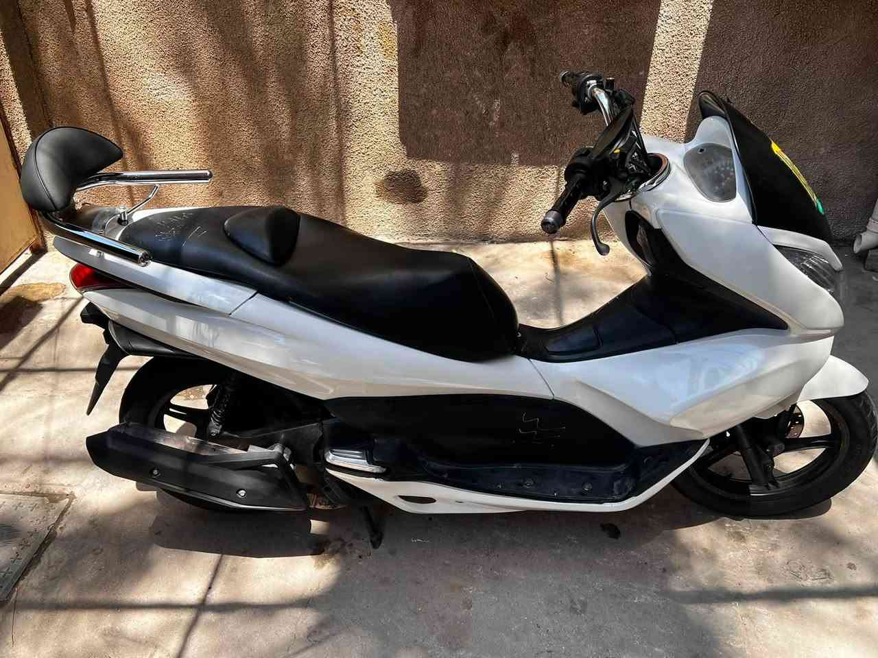 السلام عليكم pcxجيل الاول الدراجه رمبة  وجديده  ومكفولة سويجات ثنين اوراق كامله السعر 1300المكان بغداد ساحه عدن الرقم ***********
