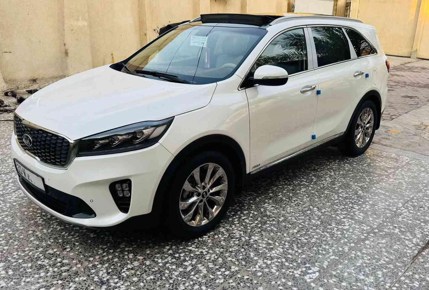 السلام عليكم ***********السعر 199سورنتو خليجي موديل 2018 شكل 20 رقم بغداد دولي سنويه جديده ماشيه 109KM حقيقي فول مواصفات 1/1 محرك 6 سلندر محرك وكير وضع شركه مامفتوحات بدون صبغ ولاحادث بارد بسيط موضح بالسونار مواصفات بنوراما كشنات جلد وكهرباء + تبريد وتدفئة بالكشنات + جنطة كهرباء + مري شفط +سبعه راكب وثلاث قطع تبريد+سايد بريك بصمه +فورويل+بردات خلفيه + ويل كب نيكل +4مودات قياده +لد امامي وخلفي +حساس امامي وخلفي وباقي المواصفات المعروفه السعر 199 مكان السياره كربلاء المقدسة
