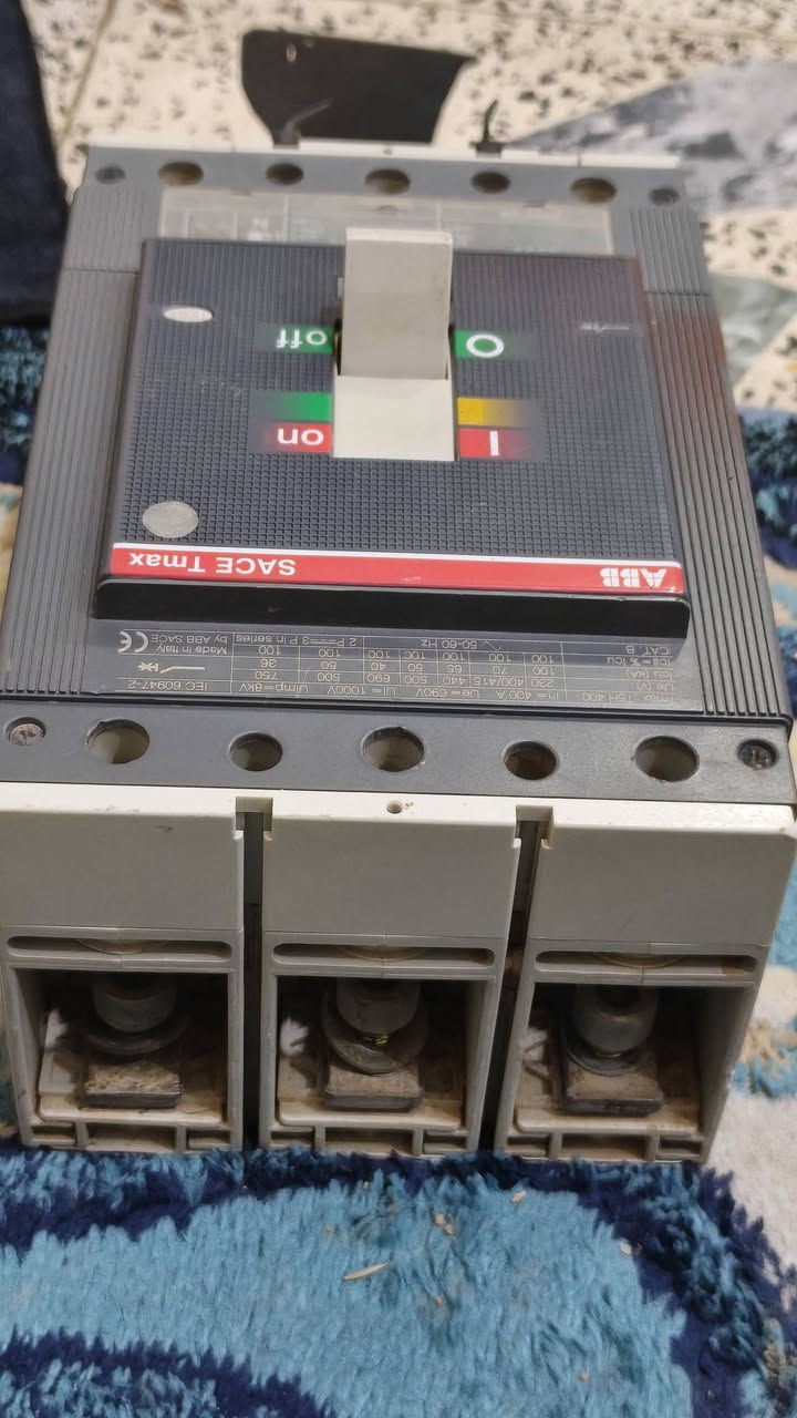 سلام عليكم قاطع دوره عيار صناعي من شركة ABB طراز SACE Tmax T5H 400 بقيمة تيليارية تقنينية تبلغ 400 أمبير ووحدة إلكترونية PR221DS. للبيع تصال *********** سعر 250
