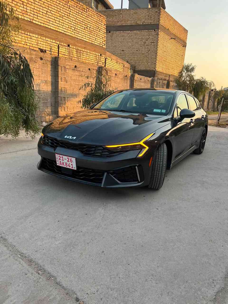 *مواصفات كيا K5 2025 EX*
*التفاصيل الاساسية:*
- *الموديل*: كيا K5 2024
- *الفئة*: EX
- *اللون*: رمادي غامق خارجي - اسود داخلي
- *الويل*: 18 انج اسود
- *الرقم*: اربيل
- *الوارد*: امريكي

*المواصفات الخارجية:*
- شباك امامي كروم اسود "Tiger Nose"
- لايتات LED امامية بتوقيع حرف Z
- لايتات خلفية LED متصلة بعرض السيارة
- حساسات خلفية + كاميرا رجوع
- مرايات جانبية اشاير + طي كهربائي
- دفيوزر خلفي بسيط

*المواصفات الداخلية:*
- *شاشتين متصلة 12.3"* Panoramic Display - عدادات ديجيتال + شاشة وسط
- *كاربلاي وايرلس* + اندرويد اوتو - باين بالصورة شغال خرائط
- *الداخلية*: قماش × جلد اسود
- *الستيرن*: جلد + تحكم متعدد + مثبت سرعة
- *الكير*: اوتوماتيك 8 سرعات
- *التبريد*: دبل زون ديجيتال لمس
- *ميزات*: بصمة تشغيل - تشغيل عن بعد - مثبت سرعة

*المحرك:*
- *المحرك*: 4 سلندر 2.5L GDI تنفس طبيعي 191 حصان
- *الكير*: 8 سرعات اوتوماتيك
- *الدفع*: امامي 2WD
- *انظمة القيادة*: Eco - Smart - Sport - Comfort

*الامان:*
- 6 ايرباك
- نظام الثبات + مانع انزلاق
- كاميرا رجوع + حساسات
- تنبيه الخروج من المسار على الاغلب
الحادث صبغ نص الباب والجاملغ الخلفي بارد

‭***********
