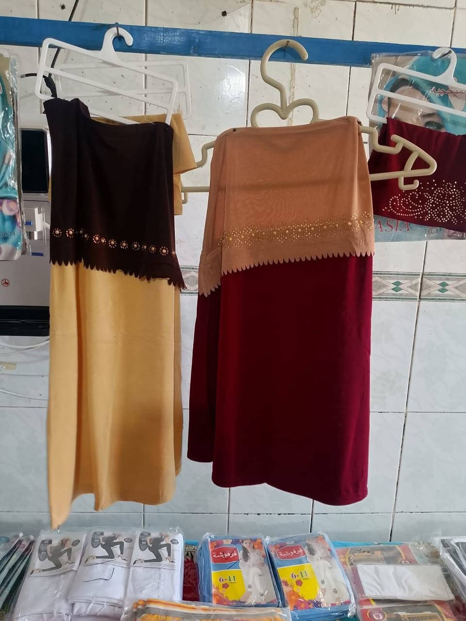 السلام عليكم 
يابلاش اسعار مناسبة جدا 
يوجد لدينا توصيل مجاني مجاني 
المحل بي كادر نسائي 
تفضلوا وزورونا 
 يتوفر لدينا ملابس نسائي + بناتي + ولادي + اطفال 
ايضا تتوفر لدينا ملابس مدرسيه بناتي و ولادي كافه القياسات 
تتوفر حجابات نسائي و مدرسي 
تتوفر جوراب بناتي مدرسي الابيض الطويل 
تتوفر لدينا ملابس داخليه نسائيه 
يتوفر ستريج نسائي و بناتي 
عنوان مشخاب حي الصدر خلف مدرسه اقرأ الاهليه 
للتواصل 
مازنجر 
وات ساب  
*********** هذا رقم للرجال 

+964 783 654 1884 هذا رقم للنساء
