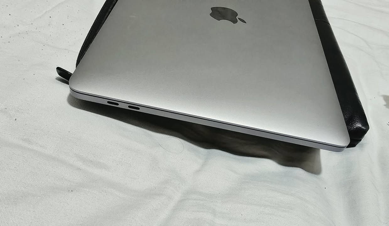 Apple MacBook Pro
 2020
قياس: 13
معالج : M1
ذاكرة: 256
رام : 8
الشاشة فقط مكسورة اما بقية اجزاء الحاسبة تشتغل طبيعي، الماوس والكيبورد و اللوح اللمسي يشتغلن طبيعي. تكدر تربطها على شاشة من خلال كيبل وتشتغل عليها مباشر
350 السعر

***********
