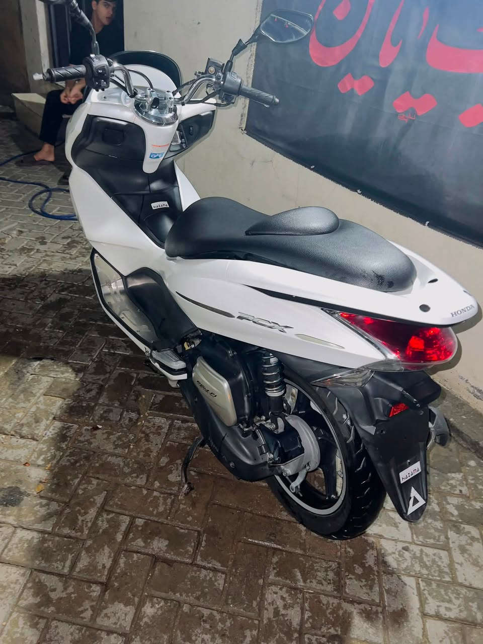 السلام عليكم.. pcx جيل اول ياباني صارله 40 يوم نازلة من الرمبة مال بيت طارش ماشية 23 الف الدراجة نضيفة ومكفولة كفالة عامة كلشي بيه شغال مكينة 125 
السعر….. 15ونص  
بغداد مدينة الصدر ***********
