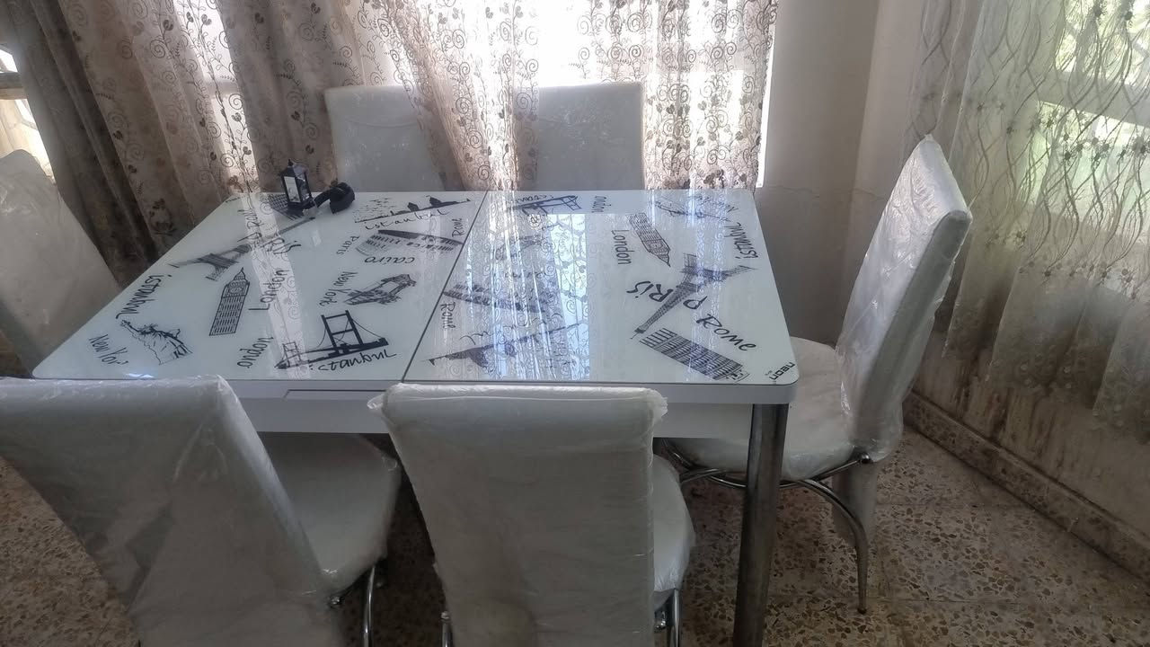 ميز طعام للبيع بحالة جيدة ٦ نفرات رقم *********** السعر 100 الف
