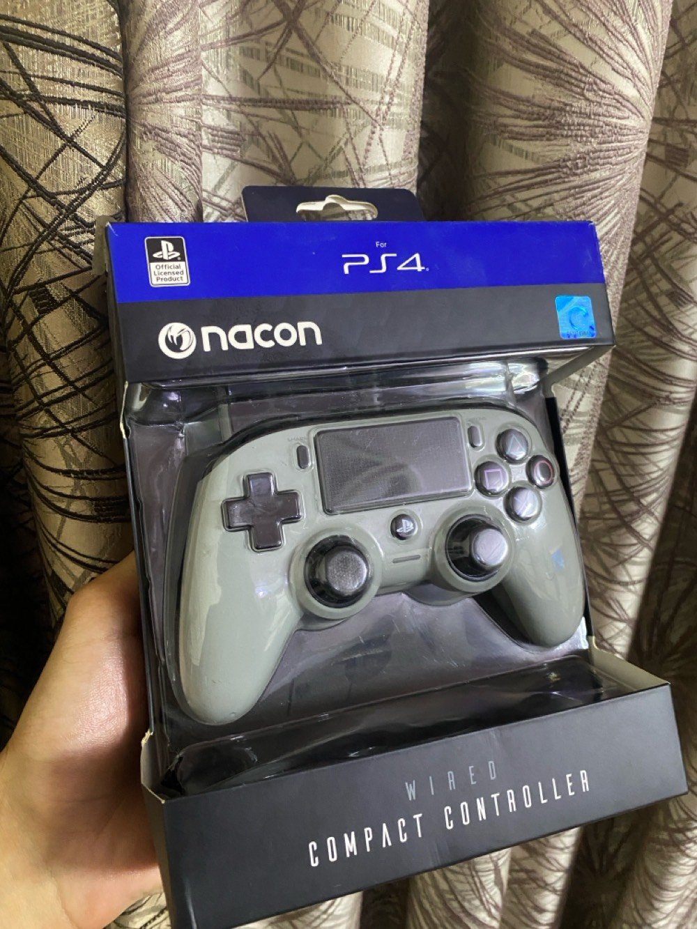 اصلي الماني جديد غير مستخدم 

ذراع التحكم السلكي المدمج (Nacon Wired
Compact Contle)ال ال ال اي]
ستيشن 4 والكمبيوتر إليك أبرز مواصفات ومميزات ذراع التحكم: الاتصال والتوافقنوع الاتصال: سلكي فقط عبر كابل USB مدمج بطول 3 أمتار.الأجهزة المدعومة: متوافق بشكل رسمي مع جهاز
ا ( ) التصميم والأزرارتوزي ا )
التحكم: متماثل (Symmetric) يشابه التوزيع الأصلي ليد التحكم DualShock 4 الخاصة بسوني.لوحة اللمس (Touchpad): مدمجة بالكامل لتدعم الألعاب التي تتطلب استخدامها.أزرار التحكم الأساسية: تحتوي على جميع أزرار البلاي ستيشن الرسمية بما في ذلك
PS وزر ال OPTIONS و SHARE أزرار
الرئيسي.الملمس والراحة: تصميم مدمج ومريح مغطى بطبقة مطاطية ناعمة (Soft-touch) لمنع الانزلاق وتوفير ثبات ومثالية أثناء جلسات اللعب الطويلة. الميزات الإضافية والاهتزاز محركات الاهتزاز:
(Dual Vibration Motors) مزودة بمحركي اهتزاز
لتوفير ردود فعل تفاعلية قوية داخل الألعاب. منفذ الصوت: تحتوي على منفذ سماعة رأس ستيريو مقاس 3.5 ملم لربط سماعات الألعاب والمحادثات الصوتية مباشرة.مؤشر LED: يضم مؤشراً ضوئياً أمامياً يوضح حالة اللاعب ورقمه (Player Status
. (Indicator
هذي اليدة شنو موديلها بالضبط؟ وهل هي أصلية 100% ومختومة لو مفتوحة/مجرّبة من قبل؟: 
اصلي الماني 