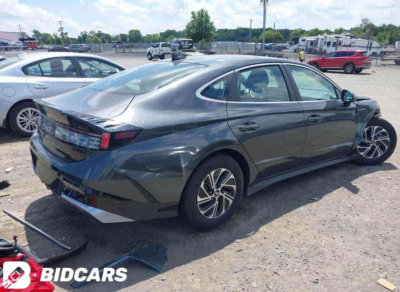 2026 Hyundai Sonata, Hybrid Blue
میل ڕۆشتووە8000
4 پارچە دەبێتە بۆیاخ لەگەڵ یەک لا شان 
لە رەسمەکەیا هەموو شتێک دیارە
نرخی 86$ بەبێ چاککردنەوە تاوەک و مێرسین أربيل, العراق

نص مكتوب في الصور:
- BIDCARS