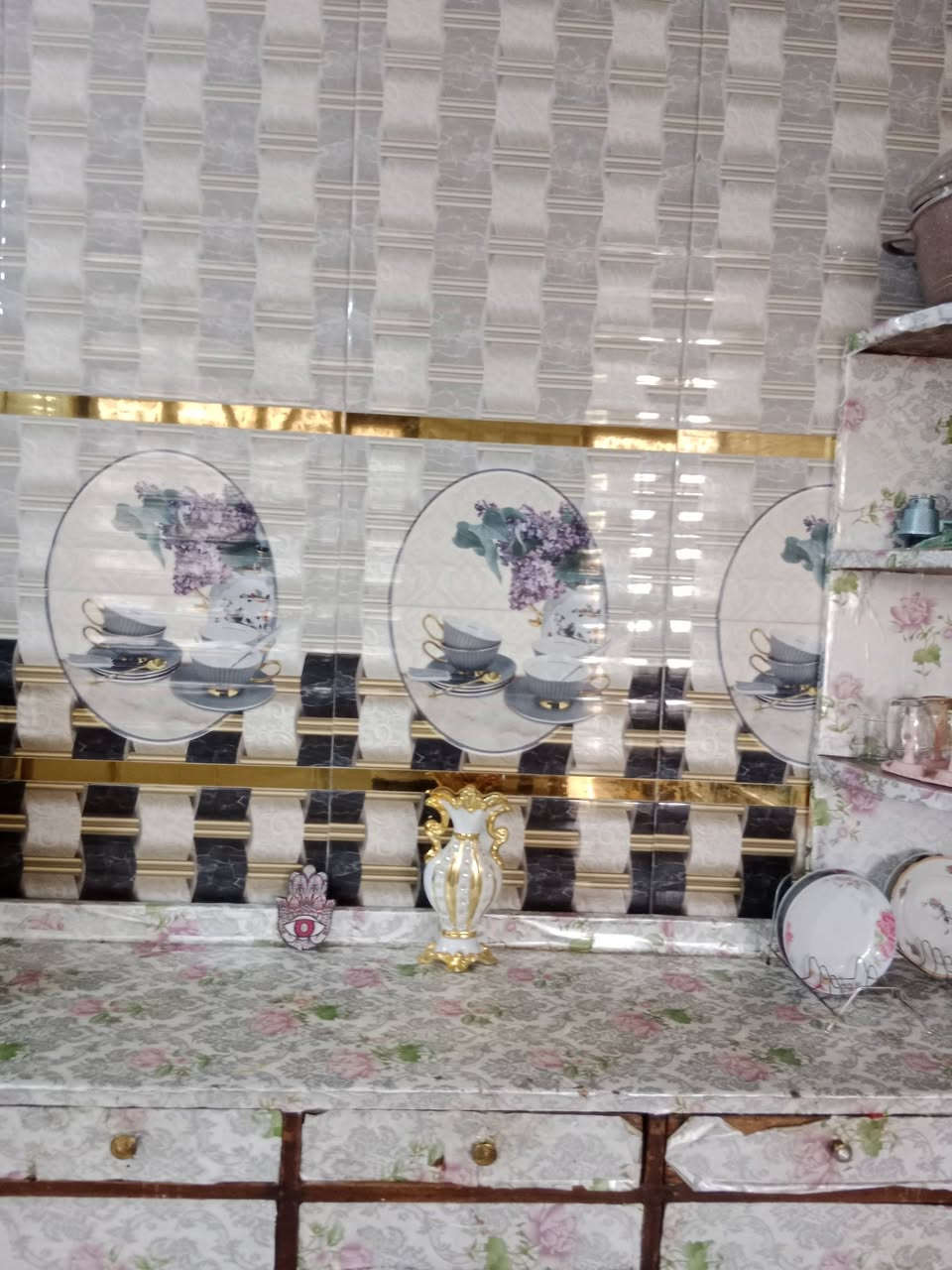 دار للبيع المساحه 200 متر يتكون من غرفتين وصاله واستقبال مطبخ كراج سياره صحيات داخليه وخارجه الارضيه مرمر البيت كامل الموقع شارع علي قماره قرب حسينيه الشهداء للاستفسار الاتصال على الرقم ***********
