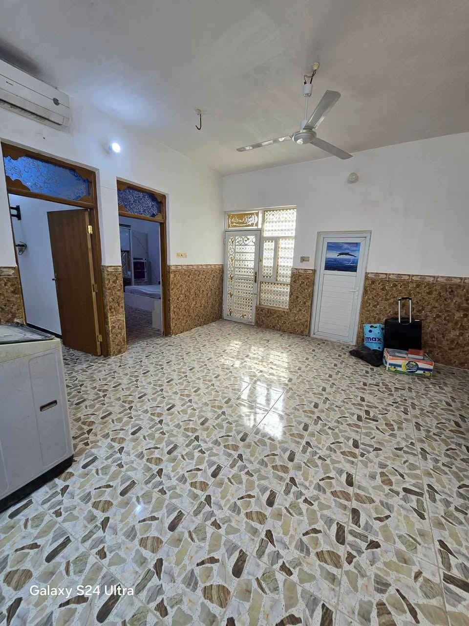 بيت لبيع بشارع المطار الجديد المساحه ١٥٠متر يحتوي على غرف٢ وصاله ومطبخ وستقبال ومكشوفات٢ وصحيات داخليه وخارجيه السعر ٥٥وبي مجال مكتب بركات ام البنين مقابيل شارع السبيس للستفسار *********** مكتب بركات ام البنين قرب مثلجات سنبله
