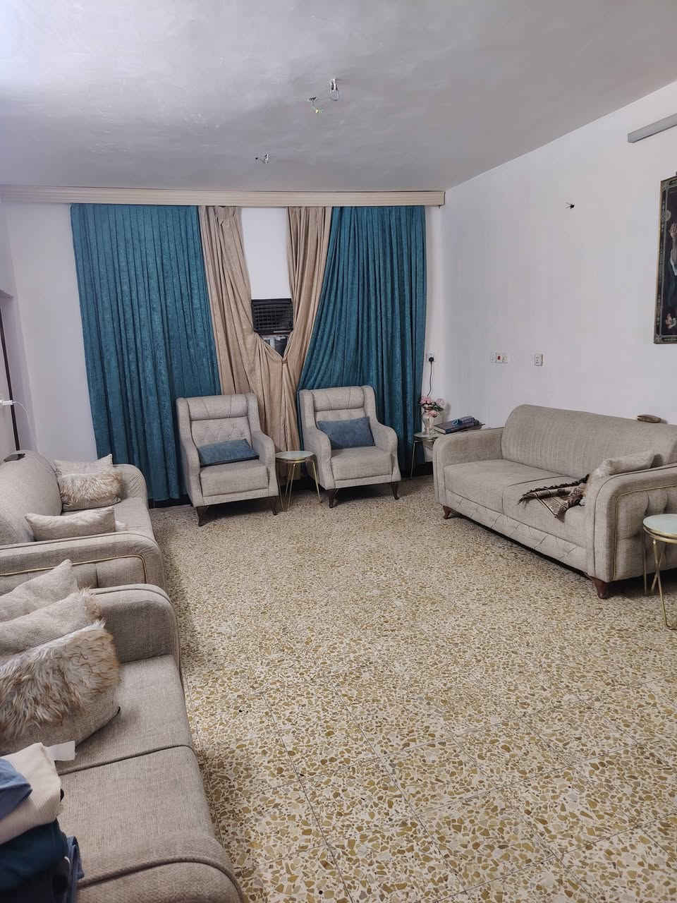 سلام عليكم
دار للبيع مساحة ٢٠٠ متر قاطين طابو صرف بغداد الحسينية بداية خدمات مسقط قرب المستشفى التركي رقم القطعة ٩٧٨٦ /٦
السعر ١٢٥
الاتصال ***********
