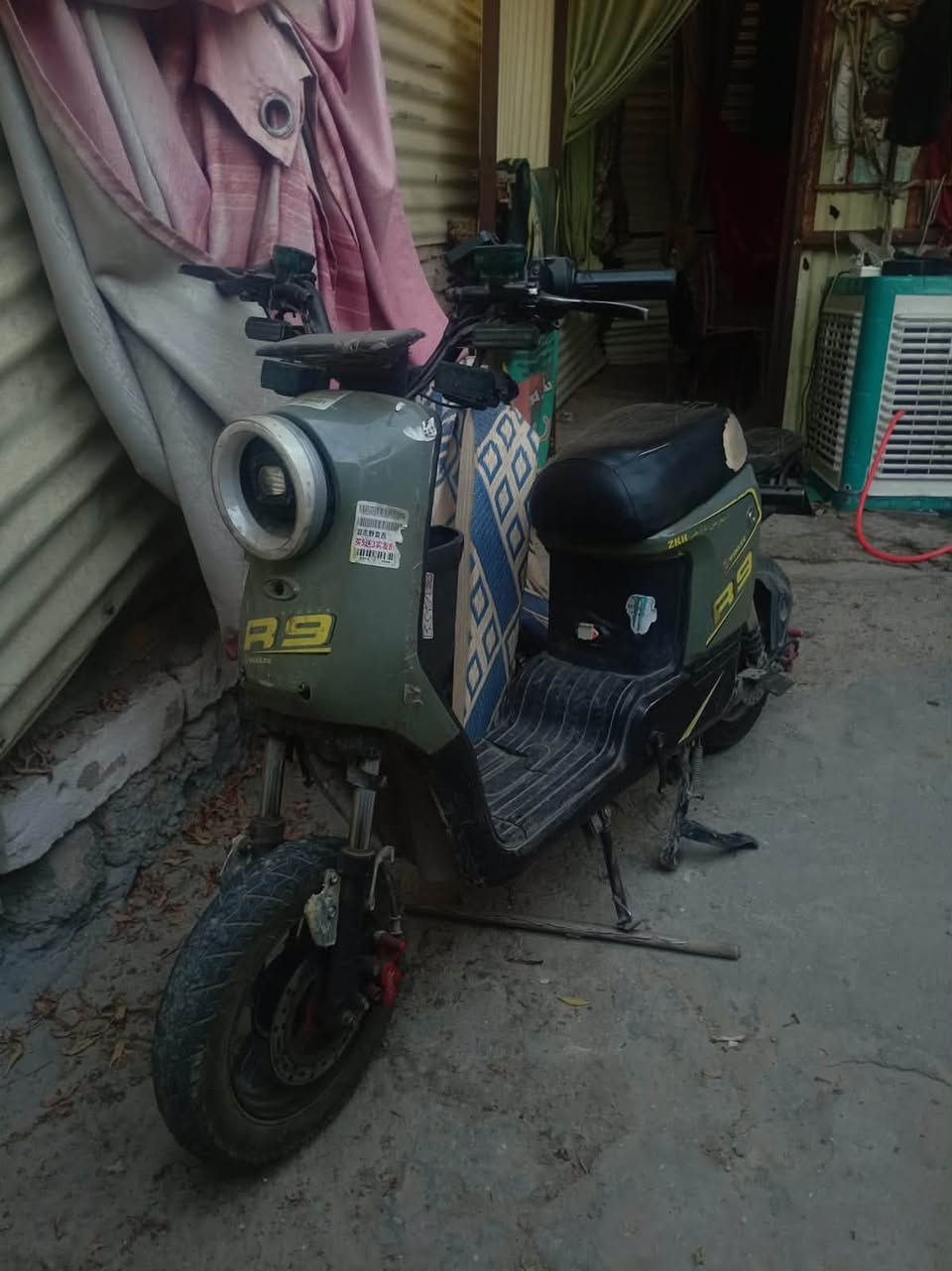 🚨 للبيع دراجة R9 🚨

الدراجة للبيع بسعر 300 ألف دينار، والسعر بي مجال.

🔋 بيها 5 بطاريات:
• 3 بطاريات جديدة
• بطارية وحدة ممتازة وتشتغل
• بطارية وحدة خلصانة وتحتاج تبديل

يعني الدراجة بيها عطل ببطارية وحدة فقط، ودا أذكر العطل بكل وضوح حتى ما يصير أي اختلاف ويا المشتري.

📍 بغداد – بغداد الجديدة
💰 السعر: 300 ألف قابل للتفاوض
📞 للتواصل: ***********
