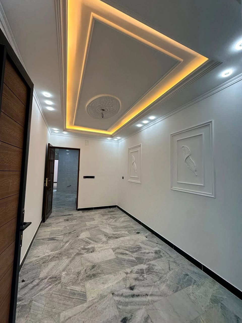 ٧٦ متر للبيع 
اضلاع مستقلة 
مدخلين 
يحتوي على#استقبال #مطبخ #٣غرف #خدمات
الموقع 📍الشعب حي العقاري الثانيه
للأستفسار آكثر الأتصال على الأرقآم 
***********
الأخوين للوساطة العقارية

