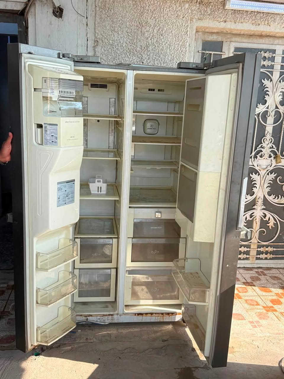 للبيع اثاث بيت مستعمل
ثلاجات عدد ٣ 
مجمده
تخم 
كاونتر ٣ قطع
غساله 
طباخ 
غرفة نوم ماليزي

للاستفسار التواصل 
***********
