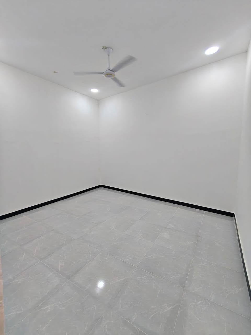 يتوفر الدينا بيت للبيع في ابي الخصيب حمدان قريب من *********** ثاني بيت عن تبليط شارع مركز حمدان طابو زراعي عراقي سند 25وكله ونسخه من طابو مباشر تكاتب معا ابو طابو عراقي موجود مساحة البيت 100 م مربع 10في10 يحتوي على 2غرف منام وصاله اوديوان أو مطبخ وكراج وحديقه بيت بناء جديد شغل دراجة أولى جميع الخدمات منطقة متكاملة السعر البيت 60 مليون وقابل اللتفاوض إلا ستفسار رقم الهاتف *********** على شارع الرئيسي 9متر بيت جاهز للسكن
