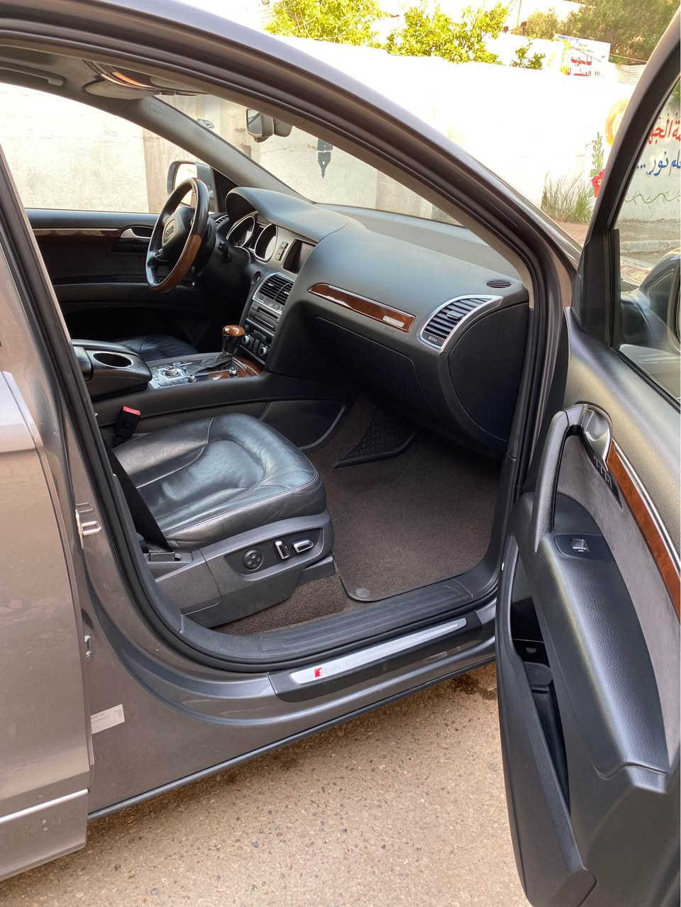 أودي Audi Q7 موديل ٢٠١٢ خليجي مواصفات السيارة طلب خاص فول فول سقف كنتارا بلادي داخل جلد اسود بلادي كشنات الامامية تدفئة وتبريد وخزن وضعيات ستيرن خزن وكهرباء وصاج بلادي قبضة كير صاج بلادي انارة مخفية بالابواب بردات بلادية بانوراما مع سلايد خلفي لمقاعد الصف الثالث ٧ راكب تبريد منفصل حتى لمقاعد الصف الثالث بلوتوث مع دي في دي منفصل بلادي مع رامات عدد ٢ مع هارد خزن بلادي مع سي دي جنجر عدد ٦ اقراص نفكيشن نضام ماوس وجي بي اس تشغيل نظامين بصمة او سويج ٥ وضعيات قيادة سستم صوت Bose مع دمام بالصندوق بلادي 
السيارة نظام جكات تصعد وتنزل حتى بالسرعات العالية تنزل من وحدها وحتى بالصندوق دكمة تصعدها وتنزل لسهولة حمل الامتعة 
دخول ذكي مع بصمة ابواب عدد ٤ انارة ترحب خارجية حتى بالمري الجانبية 
المري الجانبية خزن وهيتر وقلب عند الرجوع للخلف مع شفط قلاب 
كامرة خلفية بلادي حساس مطر الماسحات الامامية تفاعلية مع السرعات مع ماسحة خلفية لايت زينون بلادي مع ليد نهاري بك لايت ليد مع لايت متحرك مع الستيرن 
محرك وكير وحجر بيئة بلادي ما مفتوح 
محرك ٦ سلندر مع سوبر جارج قوة حصانية ٣٣٥ كير ٨ نمر شفتات كير بالستيرن السيارة كلها على البلاد غراضها كلها بلادية حتى العدة والسبير وستارة الصندوق 
بيها ربع الباب الخلفي صبغ عكس السائق 
ماشية ٢٠٥ الف كيلو متر حقيقي كل غراضها البلادية مال الشركة وياها كتلوكتها بصمات عدد ٢ وياها غراض الصندوق البردة والشبكة والفواصل كاملة
السعر : 145 ورقة وبيها مجال
موبايل : *********** 
بيع او مراوس حسب الرغبة بغداد, العراق
