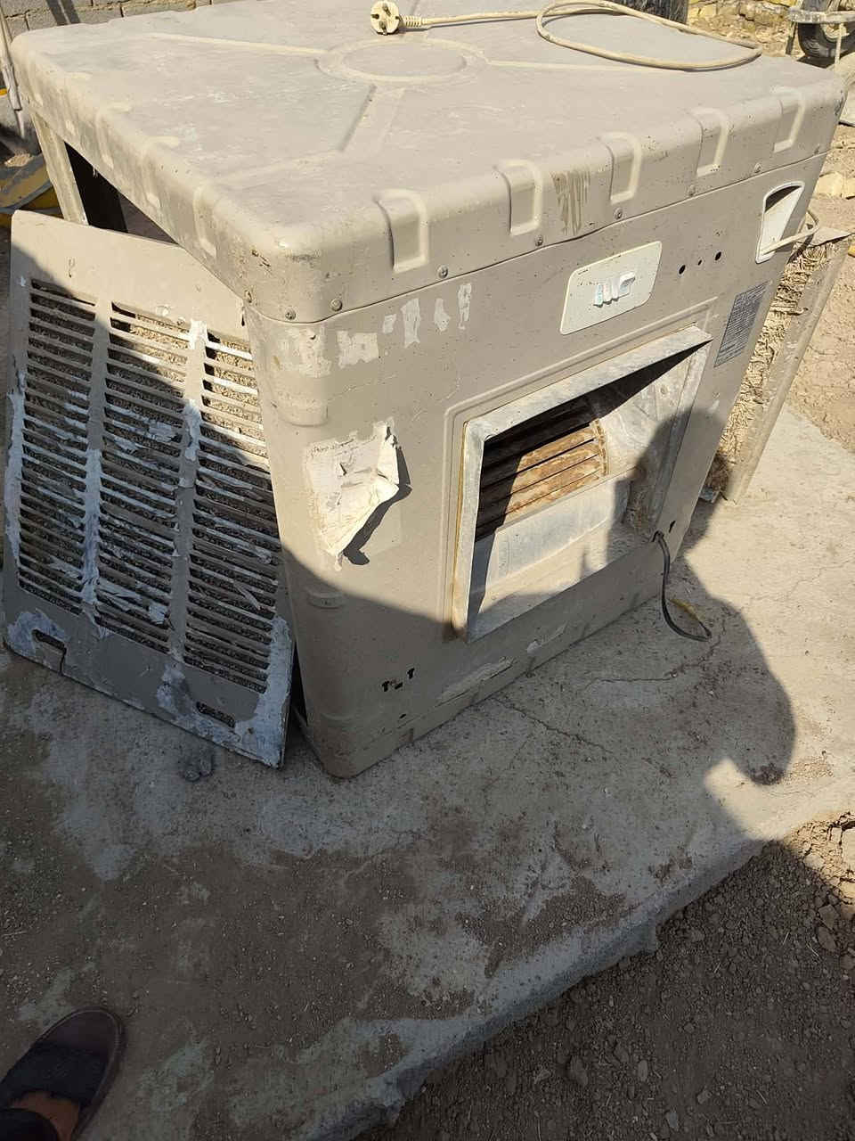 السلام عليكم غراض للبيع 
غرفة اخشاب ب300 نظيفة 
مبردة ب50 الف 
بيبان الباب ب50 مع شيلمانة 3 متر هم للبيع 
للاستفسار ***********

