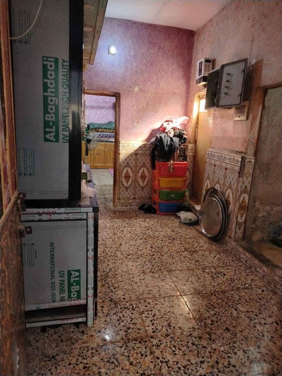 السلام عليكم بيت للبيع المساحه 90م
محتوياته
غرفة واستقبال 
وصحيات 
ومطبخ ومنور 
المكان الشعب خلف السدة 
كافه الخدمات ماء مجاري تبليط 
للاستفسار الاتصال بالرقم ***********
