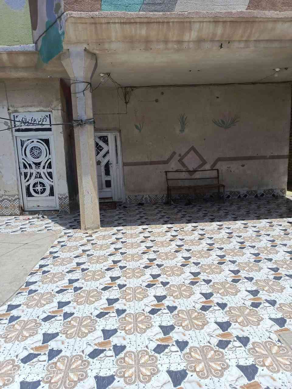 بيت للبيع بلكوت بشارع النفط مساحته 300 متر يحتوي على ثلاث غرف نوم وهول ومطبخ واستقبال وصحيات داخليه وخارجيه وحديقه وترك وستاره مبنيه وملبوخه كلها البيت سيراميك من الترك لحد باب البيت بناء بلوك كلار خدمات كامله مي ومجاري وكهرباء حديثه وخط ضوئي قريب عرض الشارع الفرعي ١٠متر 
للتواصل اتصل او راسل واتساب 
***********
