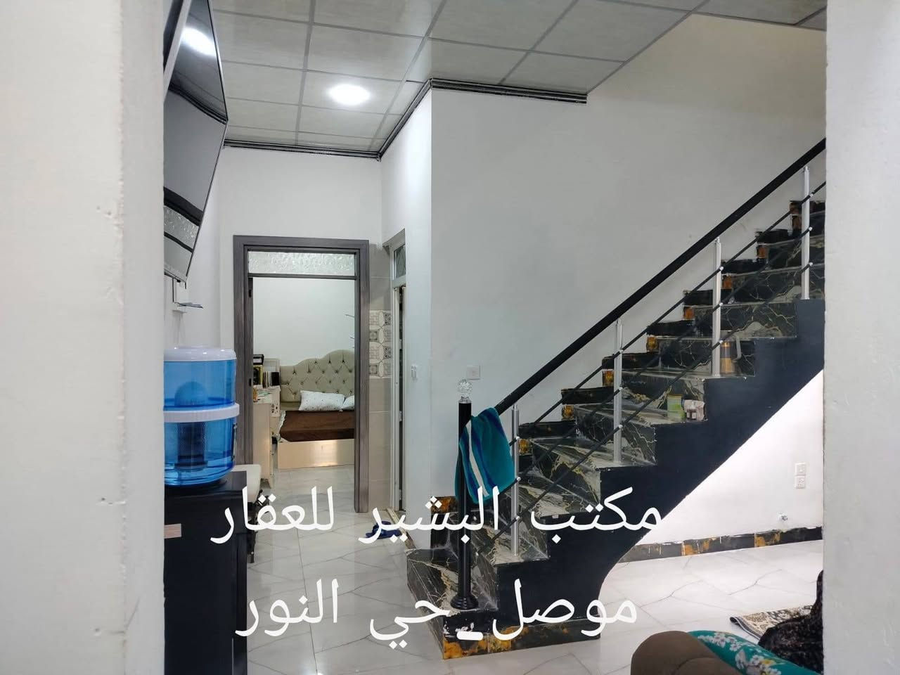 للبيع دار في الموصل حي الاعلام قرب كلية الحدباء سايقا ملك صرف طابو المساحه 100متر  واجهه 6 متر طابقين 
ثلاث غرف نوم هول استقبال مطبخ صحيات في الطابقين  بناء حديث 

للاستفسار الاتصال على ارقام المكتب ..
***********
***********
 او مراجعة المكتب في الموصل حي النور سايدين دانيه ماركت قرب افران العائله مقابل صيدلية الكوثر ..
