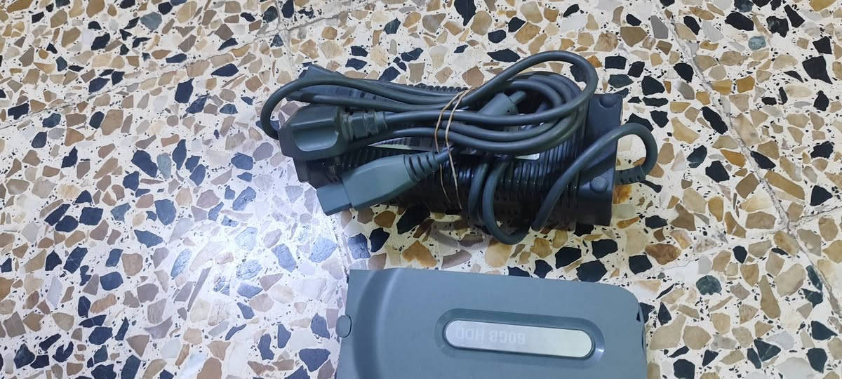 للبيع شلعه
محوله اكسبوكس اورجنل

+ هارد
+ بلي تو فحم
+ محوله وفيشه ودابتر hd بلي تو

السعر: 35الف قفل 

للتواصل واتس:***********
