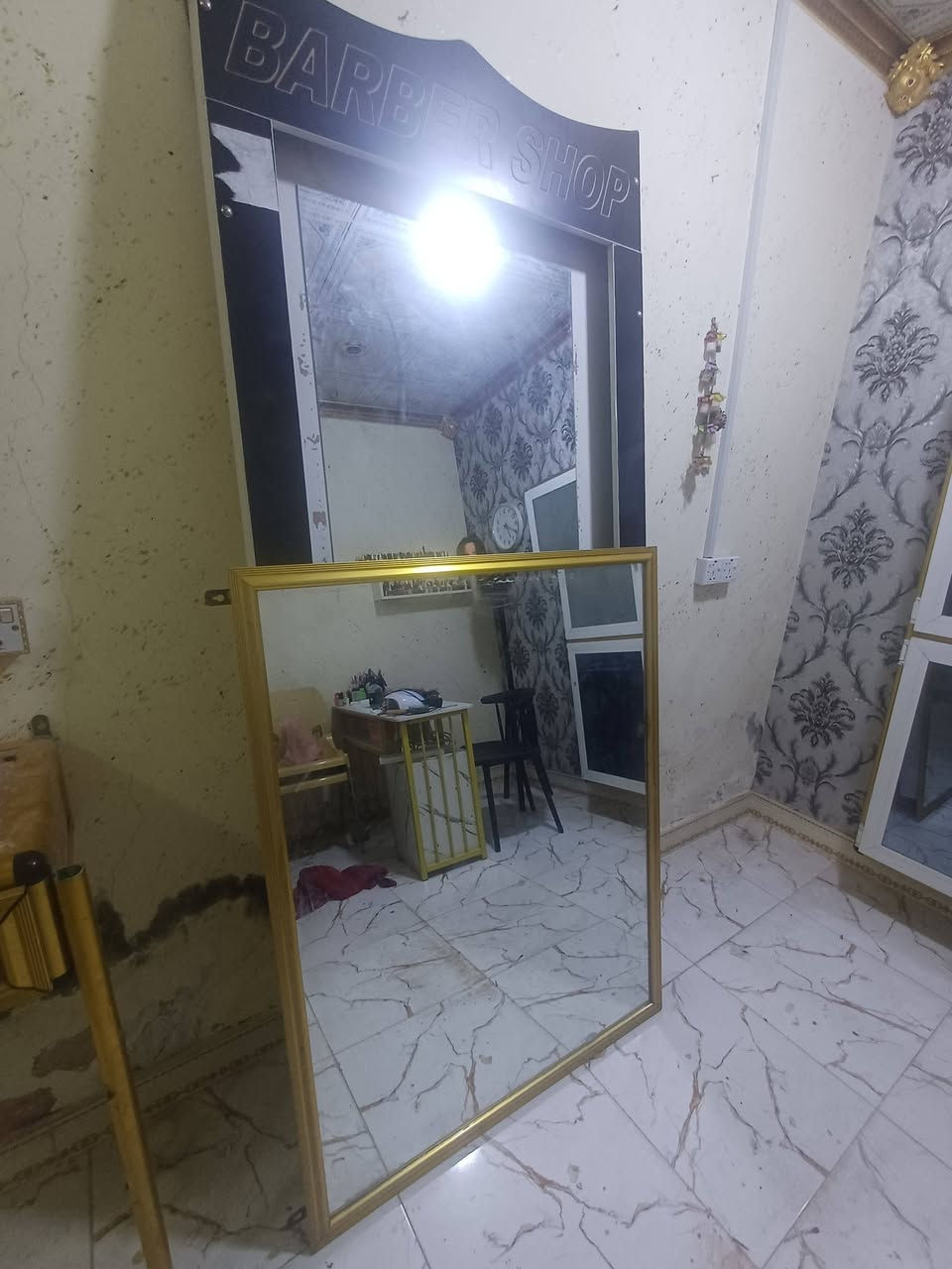 سلام عليكم
مرايات او فاترينه المليوم 
لبيع سعر مناسب اتصل على الرقم *********** بصرة
