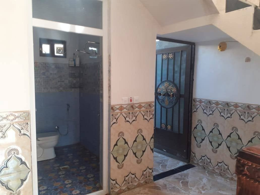 للبيع مشتمل طابقين طابوق البناء حديث
 المساحة 100متربطحي الوجه 7 وربع والنزال 14 
الطابق الأول يحتوي على غرفه صاله استقبال 
مطبخ حمام الارضيه بورسلاين حزام سيراميك 
الشارع10متر الطابق الثاني يحتوي على غرفتين 
سويت حمام و صاله 
السعر مناسب 75 مليون قابل للتفاوض يرهم
 مراوس بقطعه في 54 الف حي الجامعة
 علما بؤجرويستثمرب 350 الف دينار
للاستفسار اكثر 
*********** واتساب
***********
