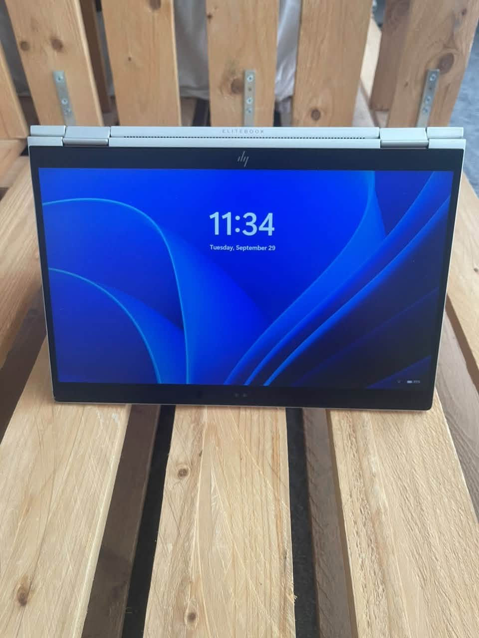 HP EliteBook x360 1030 G3 — المواصفات الكاملة

الشكل: حاسوب محمول قابل للتحول مقاس 13.3 بوصة مع مفصل بدوران 360°

المعالج: الجيل الثامن من Intel Core i5-8350U

الرسومات: Intel UHD Graphics 620 (مدمجة)

الذاكرة: 8 جيجابايت LPDDR3-2133 ميجاهرتز

التخزين: 256 جيجابايت SSD من نوع PCIe NVMe (بتنسيق M.2)

الشاشة: شاشة لمس IPS مقاس 13.3 بوصة، Full HD (1920 × 1080)، سطوع 400 شمعة (أو 700 شمعة مع HP Sure View)

المنافذ: 2x USB-C (Thunderbolt 3)، 1x USB 3.1 Gen 1، 1x HDMI 1.4، 1x مقبس سماعة/ميكروفون مشترك

الاتصال اللاسلكي: Wi-Fi 802.11ac، Bluetooth 4.2؛ NFC و4G LTE اختياريان

الأبعاد: 30.58 × 20.5 × 1.58 سم (12.04 × 8.07 × 0.62 بوصة)

الوزن: يبدأ من 1.25 كجم (2.76 رطل)

البطارية: 4 خلايا، 56.2 واط/ساعة ليثيوم أيون؛ محول 65 واط USB-C

الصوت: Bang & Olufsen، أربعة مكبرات صوت، ثلاثة ميكروفونات متعددة الاتجاهات

الكاميرا: كاميرا ويب Full HD 1080p؛ IR اختيارية لـ Windows Hello

لوحة المفاتيح: مضاءة خلفياً، مقاومة للانسكاب، HP Premium Collaboration Keyboard

الأمان: قارئ بصمات الأصابع، TPM 2.0، فتحة Kensington Nano

نظام التشغيل: Windows 11 Pro 64-bit

الجهاز نظيف جداً، مستخدمه فقط للعمل بل مكتب. الشاشة لمس و بي بصمة وجه و بصمة اصبع لتسجيل دخول و موجود ويا الشاحنة الاصلية والويندوز امفعل ال11 pro مدى الحياة. السعر ٤٠٠ الف و بي مجال.

***********

نص مكتوب في الصور:
- Find a setting System > Display > Advanced display Display information Internal Display Display 1: Connected to Intel(R) UHD Graphics 620 Desktop mode 1920 x 1080, 60.03 Hz Active signal mode 1920 x 1080, 60.03 Hz Variable refresh rate Not Supported Bit depth 6-bit Color format RGB Color space Standard dynamic range (SDR) Display adapter properties for Display 1 Choose a refresh rate A higher rate gives smoother motion, but also uses more power More about refresh ra Dynamic refresh rate To help save power, Windows adjusts the refresh rate up to the selected rate ab Dynamic refresh rate isn't supported More about dynamic refresh rate Related support
- Intel(R) Core(TM) i5-8350U CPU @ 1.70GHz % Utilization 100% 0 60 seconds Utilization 0% Speed 2.48 GHz Processes 186 Threads 2388 Handles 80302 Up time 0:11:06:12 Base speed: 1.90 GHz Sockets: 1 Cores: 4 Logical processors: 8 Virtualization: Enabled L1 cache: 256 KB L2 cache: 1.0 MB L3 cache: 6.0 MB Search ENG 11:46 AM 9/29/2026
- Memory Memory usage 8.0 GB 7.8 GB 60 seconds 0 Memory composition In use (Compressed) 4.6 GB (136 MB) Available 3.2 GB Speed: Slots used: Form factor: Hardware reserved: 2133 MT/s 2 of 2 Row of chips 157 MB Committed 3.9/9.7 GB Cached 2.3 GB Paged pool 312 MB Non-paged pool 284 MB Q Search ENG 11:47 AM 9/29/2026
- Run new task GPU Intel(R) UHD Graphics 620 3D 0% Copy 0% Video Decode 0% Video Processing 0% Shared GPU memory 3.9 GB Utilization 0% GPU Memory 0.1/3.9 GB Shared GPU memory 0.1/3.9 GB Driver version: 31.0.101.2140 Driver date: 11/5/2025 DirectX version: 12 (FL 12.1) Physical location: PCI bus 0, device 2, function 0 Search ENG 11:47 AM 9/29/2026