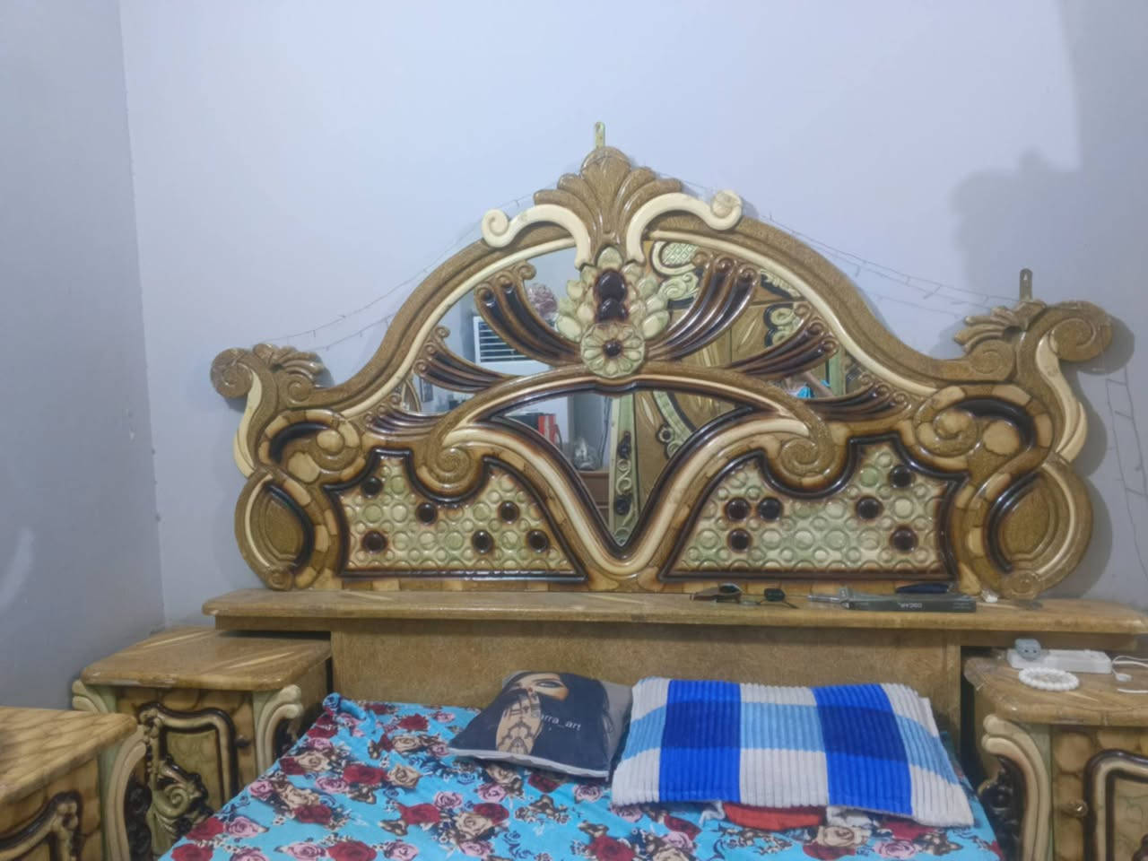 السلام عليكم غرفه خشاب نضيفه كامله للبيع مكان ناصريه تضحيه متواجد واتساب ***********
