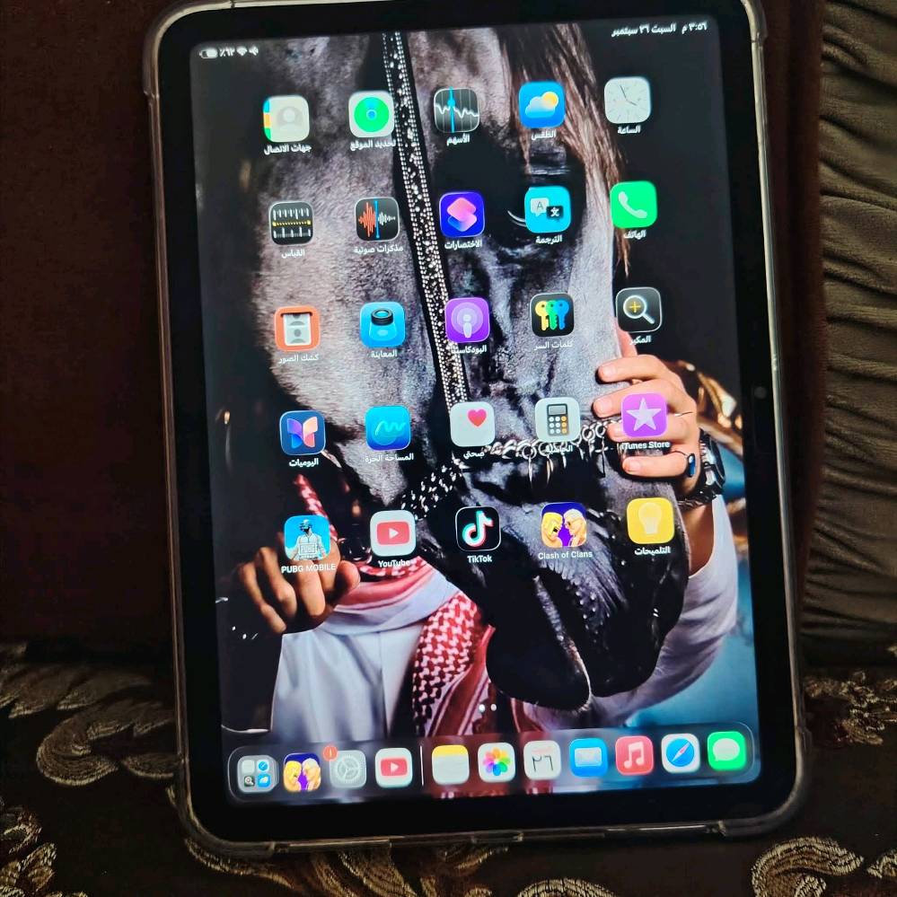 ايباد 10 للبيع بدون ملحقات ويا لزكه وكفر  بطاريه 92 مبدل تاج أصلي فقط