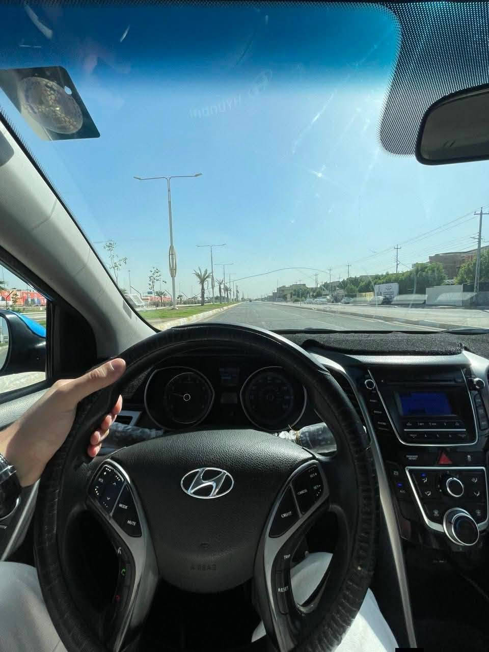 النترا GT
موديل 17 

رقم بغداد انكليزي باسمي

ماشية 132
تبريدها ممتاز جدا 

قفل مركزي 

مثبت سرعه
ثلاجه بالجكمجه

تحكمات استيرن  
تدفئه بالمقاعد

محرك 2000 GDI
سياره بلاديه مبيها اي نقص

حادثها بامريكا بنيد فقط بالعراق شخط خاملغ وباب سايق والباب الي بعده فصار بيها اربع قطع بدون دواخل اريباكات سليمه 

السعر 85 وبي مجال
الاستفسار:***********
