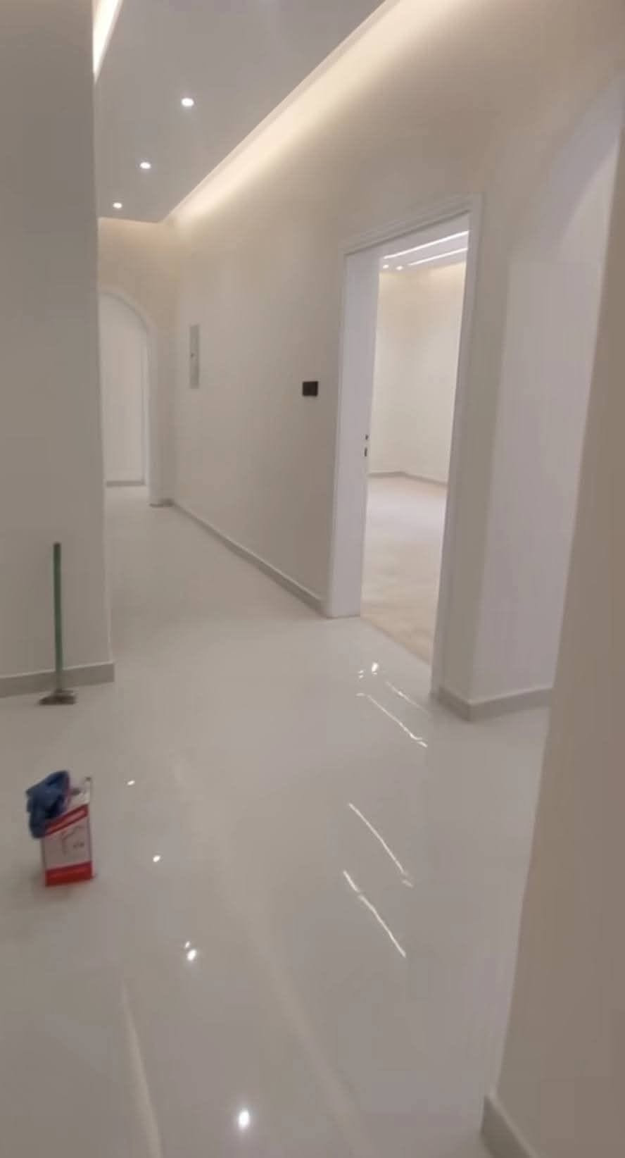 اذا عندك غرفه تعبانه بيها تصليح رطوبه تصلح وتنصبغ تستلم جاهز نشتغل  خارجي داخلي معالجة الرطوبة 
100متر داخلي خارجي 200الف  صبغ الغرفه مع التصليح 35الف صبغ 25الف بس عمل عليك المواد
وات ساب ***********
