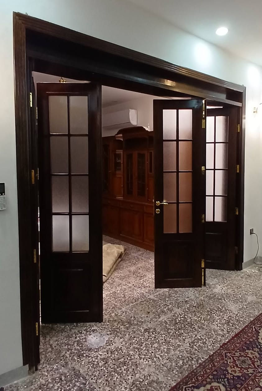 إليكم أحدث تصميم لقاطع باب دفتري (Bi-fold) مصنوع من أجود أنواع خشب الصاج الطبيعي، يجمع بين الفخامة والعملية. 🏡🚪
صبغ دملوك وتلوينة جوزي غامق بأعلى جودة 👌🏻
اكسسوارات ذهبية من منشأ رصين مع الضمان تضفي لمسة انيقة ورائعة  🔥
💥 زجاج مُصنفر (Faceted Glass) لخصوصية تامة مع الحفاظ على الإضاءة الطبيعية ☀️.
🎨 تصميم كلاسيكي راقي يضيف لمسة سحرية لأي مساحة. 👌
​🔨   أنتيكا /Antika للأثاث الحديث والديكور
📍 الموقع: بغداد / الكاظمية
للاستفسار والحجز، تواصلوا معنا:
📞 ***********
📞 ***********
