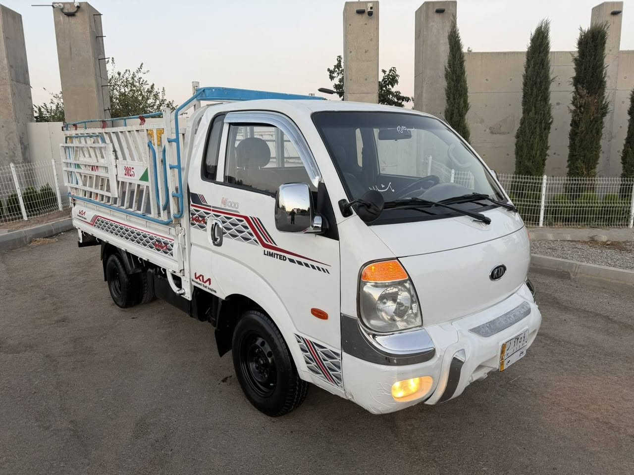 کیا مۆدێل 2011 سەیارەکە ساغە ..موسوبراوە بەشەرت
مەکینە 3000عادی پەمپونۆزڵ مەکینەمەرغوب گازهەرناخوات..
سەیارەکە دەعموولێدراوی نیە .جێ جئ بۆیاخی هەیە 
من بەکامل بۆیاخ ئەیفرۆشم.
گێڕ مەکینە ئەکسل شانسی بەشەرت
تەبریت ساردوگەرم بەشەرت
6تایەی لۆکی تازە بۆ بەستراوە ناوبۆدیو چەمچە 
تەقەوڕەقەی نیە .کارەبای مەزبوت  دەعامی بۆ دەعامی بەشەرت .حازرە بۆ ئیش....سعری 55گەڵاو یەک مەجالی برایەنە  پارەی بڕاوەیەکیش نیە شوێن سلێمانی *********** ڕەحمەتت لێبێ ئەگەر زۆر زۆر مشتەری نیت سەرم مەیەشێنە
