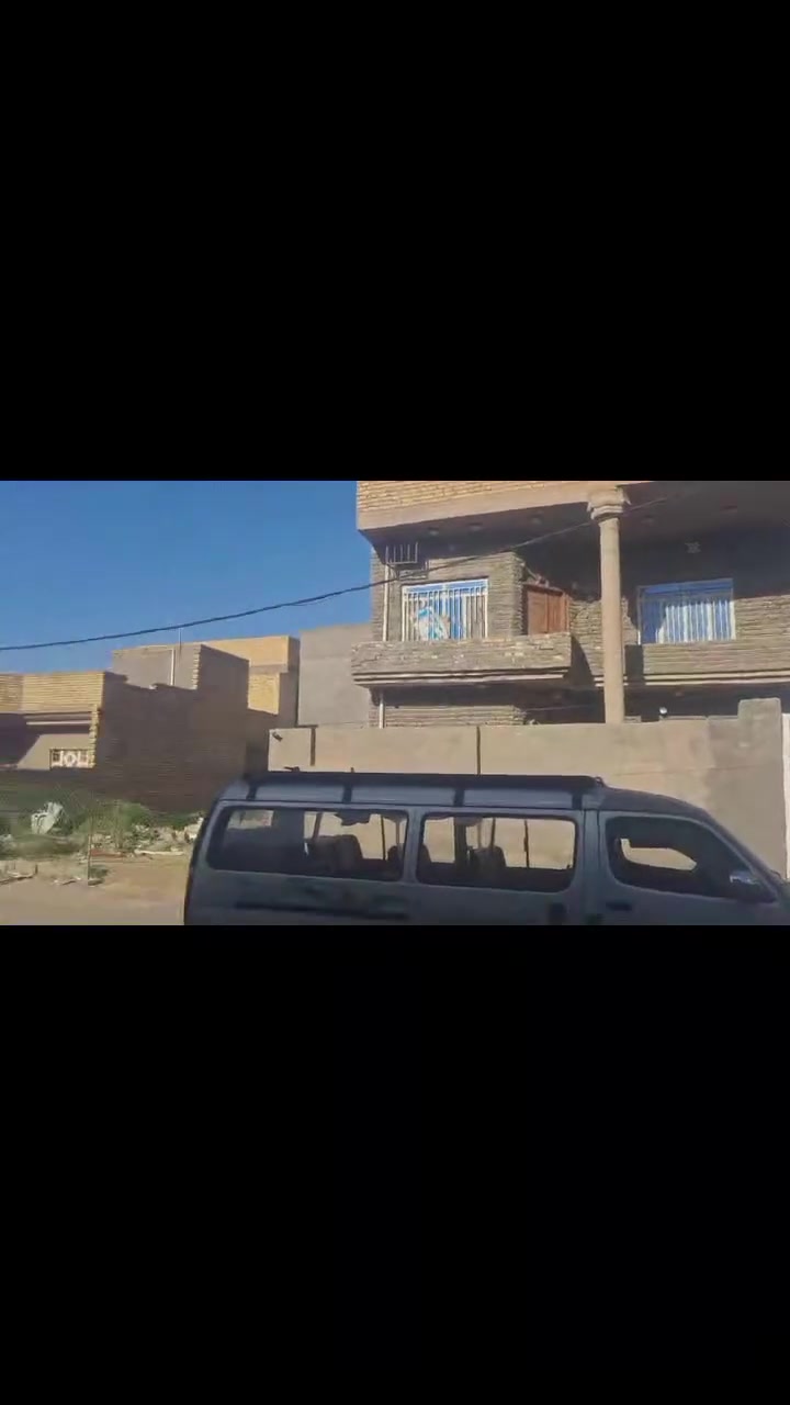 سلام عليكم بيت ركن للبيع 200متر في زين القوس بضهر شارع المواكب مباشر
طابقين يتكون من 4غرف نوم  غرفتين جوه وغرفتين فوك البيت موضح مثل ما بالفيديو البيت كله صب مسلح وشارع خدمي وبضهر البيت شارع المواكب شارع 30 
السعر :155 وقابل للتفاوض 
للاستفسار الاتصال على رقم التليفون 
*********** سجاد محمد
