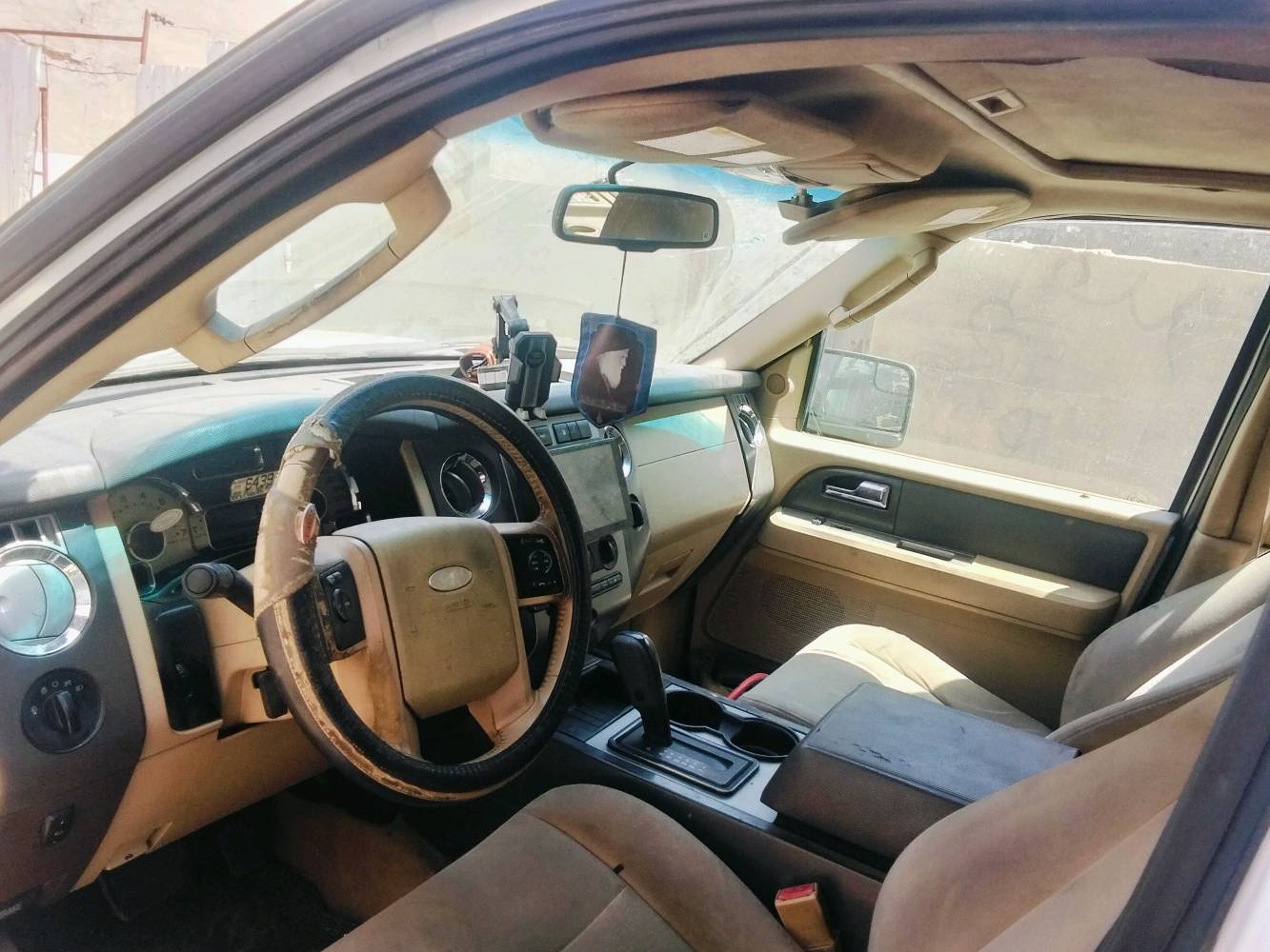 السلام عليكم فورد اكسبديشن للبيع موديل 2012فول مواصفات من عده البصمه حادث بل بنيد بدون دواخل السعر 110ملاحضه الكير ما يرجع نمره البك فه ينزل من سعره 10ورقات ومستعجل عله بيعته المكينه 8 هذه رقمي774 172 8371 مكاني بغداد مدينه