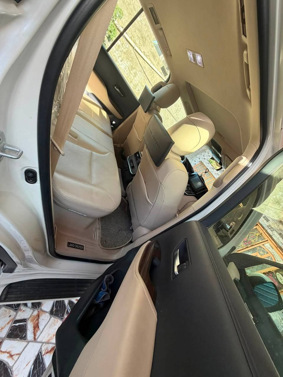 لاندكروز  GXR  موديل.    25
رقم بغداد 
ماشيه. 18500
داخل الضمان السياره 
كفاله السياره 
مواصفات 
2كشن كهرباء
2كشن تبريد 
كامره وحده 
حساسات 
3 شاشات 
وباقي المواصفات المعروفه 
بيع فقط 
الاستفسار الاتصال. ***********

