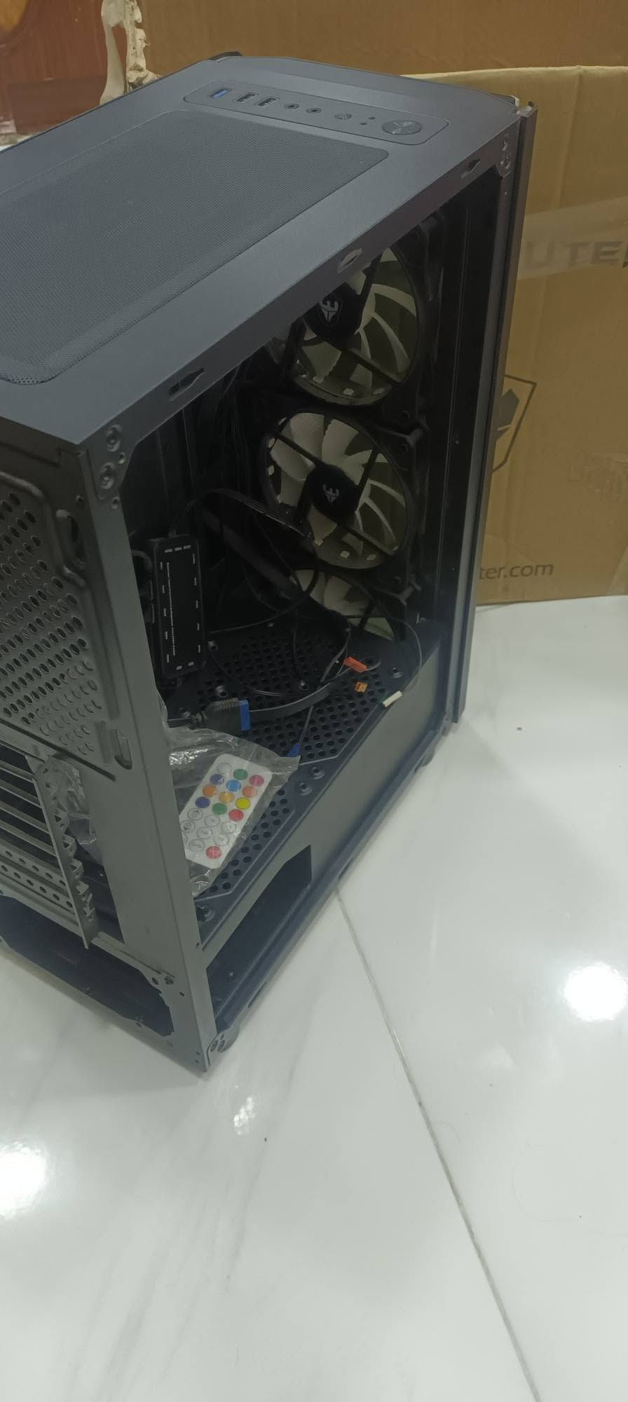 للبيع: كيس  SATE مع معالج i3 جيل تاسع وهارد SSD
الكيس: SATE ATX Gaming K372 (جديد غير مستخدم بكرتونته).  
​المراوح والإضاءة: يحتوي على 3 مراوح ARGB مع ريموت تحكم للإضاءة والسرعة.
​المعالج (CPU): Intel Core i3 الجيل التاسع (شغال وبحالة ممتازة).
​التخزين (SSD): هارد SSD سعة 120GB (سريع جداً للنظام والألعاب).
اليريدهن يراسني ويدلل 
مكاني بغداد
