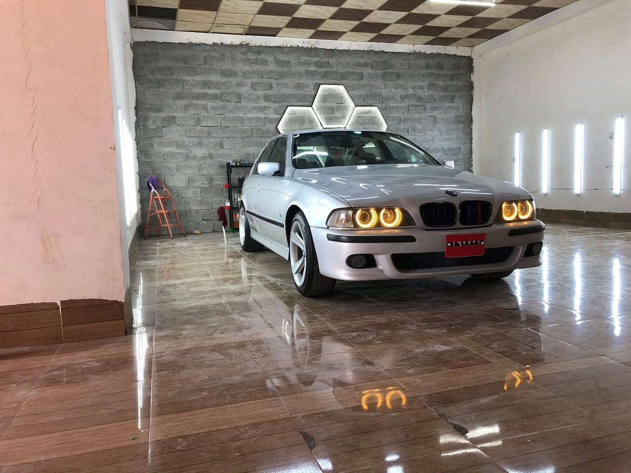 بی ئم دەبڵیو e39    525
مۆدێل 2003 
گێڕ تۆماتیک و عادی و سپۆرت
ئارم پلاستیک سلێمانی ئارم و ئەولیات بەشەرتی مەفرەزە و سەیتەرە
تەواوی کوردستانی پێ بگەڕێ
٣ پارچە بۆیاخ لە گەڵ دوو پەڵەی بچووک بێ ناوگرتن بێ دەعم بێ چەکوش 
هەشت ئێرباگ ئێرباگیش نەتەقیوە
ویل هامان ١٨ 
تەبرید لەسەر سویچ 
تەبرید دوو زۆن
بپێش و پشت کەپس
تەحدید سورعە
ئەی بی ئێس و تراکشن
تەحەکۆماتی سەر سوکان هەمووی ئیش ئەکا 
شاشە ئایپاد 
لایت عەڵقە
چوار جام ئۆتۆ
قۆفڵ مەرکەزی
بەنسی برێک و پێش و پشتی تازە گۆراوە 
نە بۆخار نە دووکەڵ نە لێچوونی نیە یەک قەترەش
سعر 68 گەڵا و معاملەیەکی زۆر کەم
دار و بەردی بە شەرت ئەفرۆشم ٤ ساڵە لای خۆمە 
شوێن هەولێر أربيل, العراق
