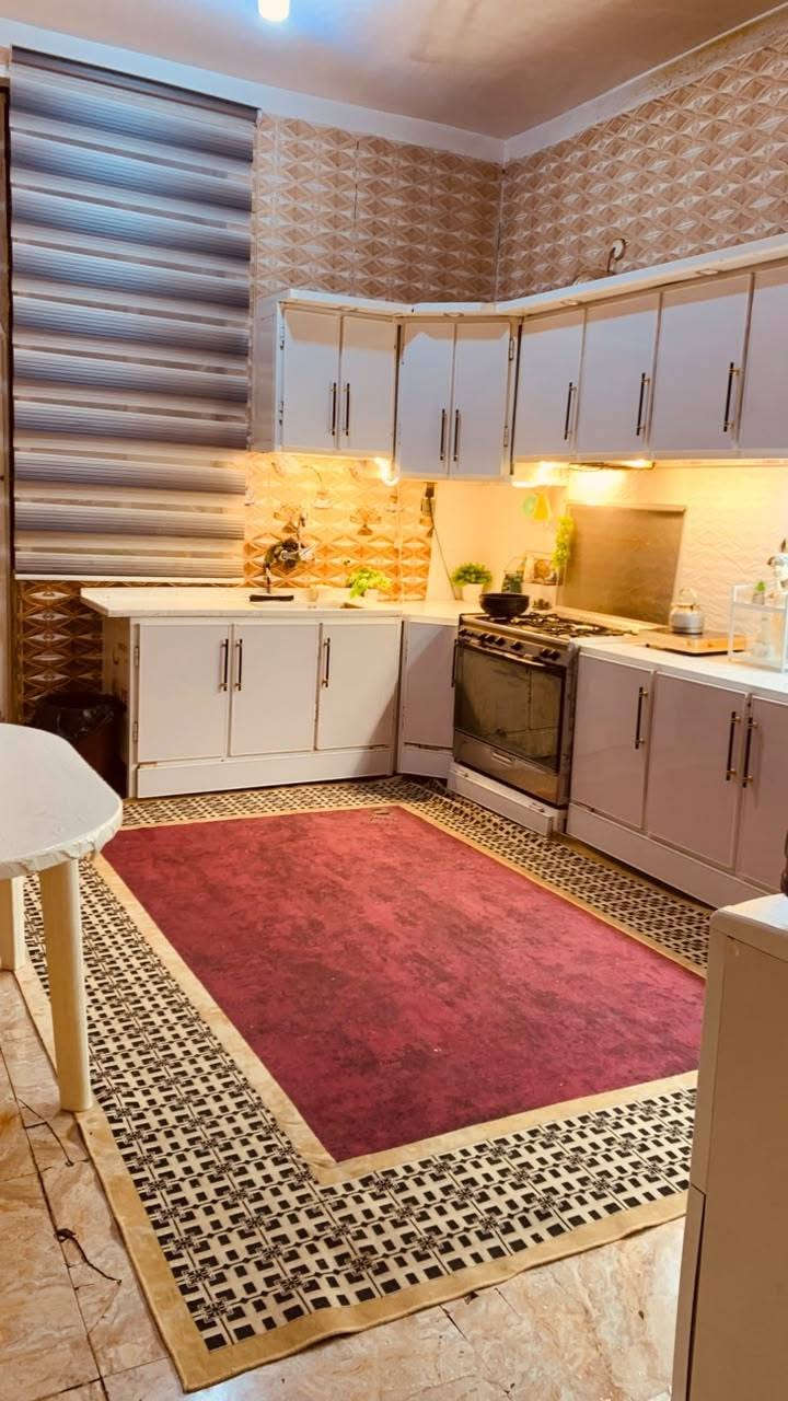 بيت مساحه 325 مع الاثاث  كله جديد  للبيع حي السبل  بيه وصل بلديه للتطويب جاهز للسكن يحتوي غرفتين نوم وصالتين وحمامين واستقبال خارجي  وصحيات وكراج يتسع لسيارتين العنوان حي السبل قرب مكتب ابو ساره نزله المدارس  السعر 150مع الاثاث ***********
