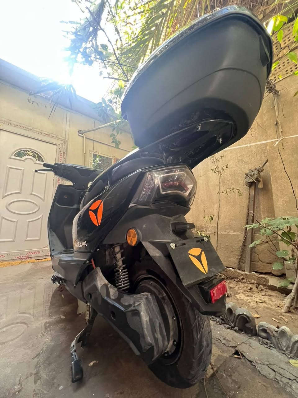 🛵 للبيع دراجة شحن ياديا ارن نظيفة
المواصفات:

- ⚡ الملف: 1200 واط

- 🔋 عدد البطاريات: 6 بطاريات جرافين

- 🔋 حجم البطارية: 72 فولت / 23 أمبير

- 📏 المدى: تمشيك 55 كيلو

- 🚀 السرعة: 50 كم/ساعة حقيقي

ويجي ويا الدراجة:

- 🪖 خوذة

- 🔐 بصمتين عن بُعد

- 🔑 سويجين

💰 السعر 800 وبيها مجال بصيط 

📍 الموقع: بغداد الزعفرانية 

رقمي ***********
