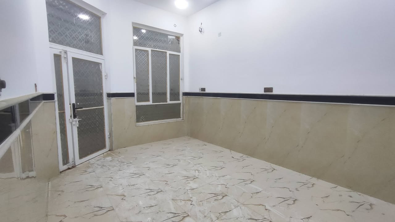 دار للبيع المساحه 100 متر بناء درجه اولى وحديث حي الغدير قرب مدرسه جبل الصبر رقم الهاتف ***********
