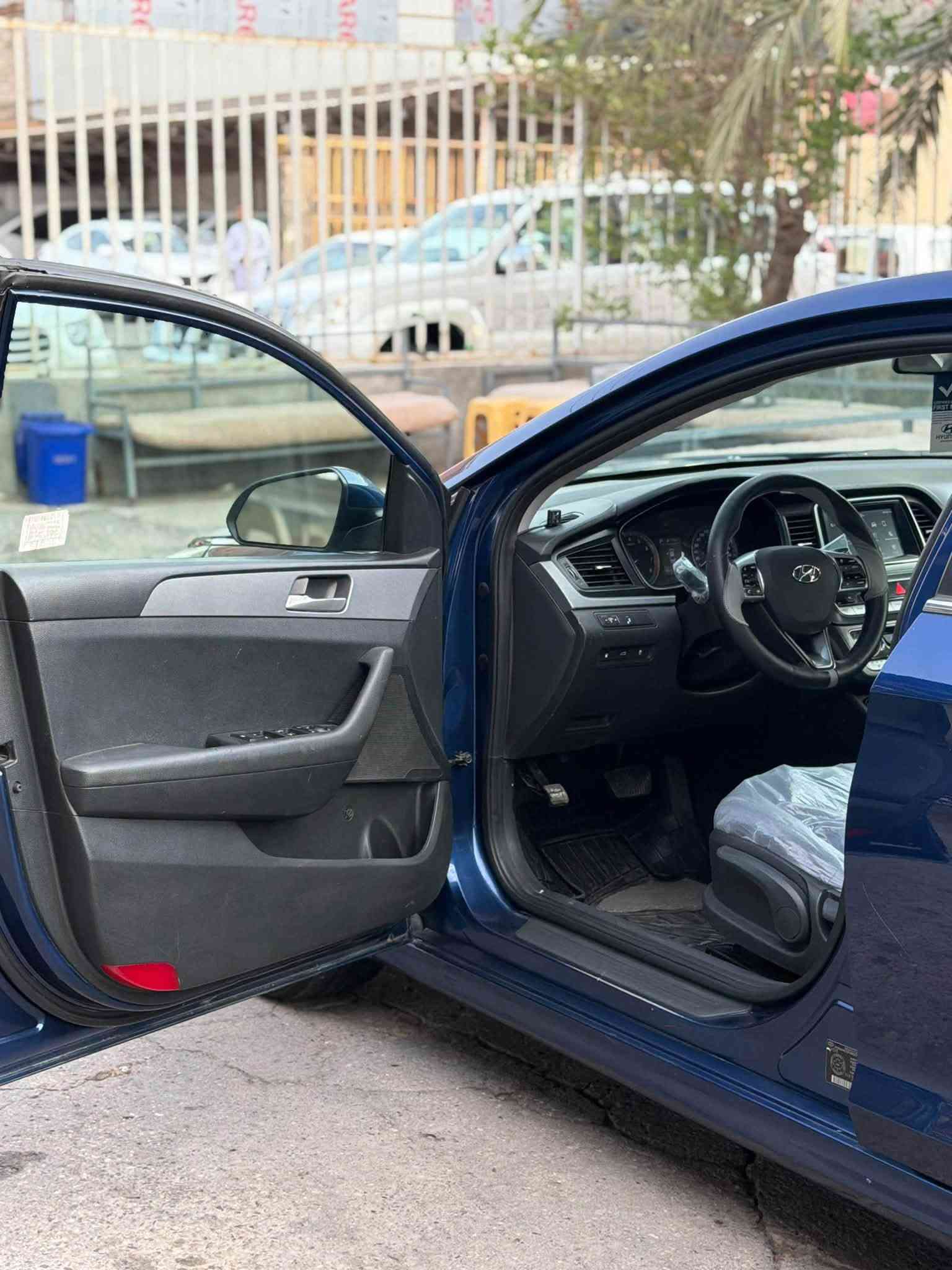 السلام عليكم للبيع هونداي سوناتا وارد كندي حادثها سطحي بنيد فقط بدون دواخل لباقي كفالة عامة مكينة وكير مكفولات وبيها منضومة غاز يعني انسة الصرف والدوانز  حدادية وتبريد وتخم تاير شاشة وكامرة حساسات خلفية رادار جانبي مري كهرباء ماشية 80 الف كيلو رقم بغداد دولي سيارة جاهزة وجديدة على وضع الشركة العنوان البصرة الامن الداخلي السعر 127 وبيها مجال للاستفسار الأتصال ***********/***********
