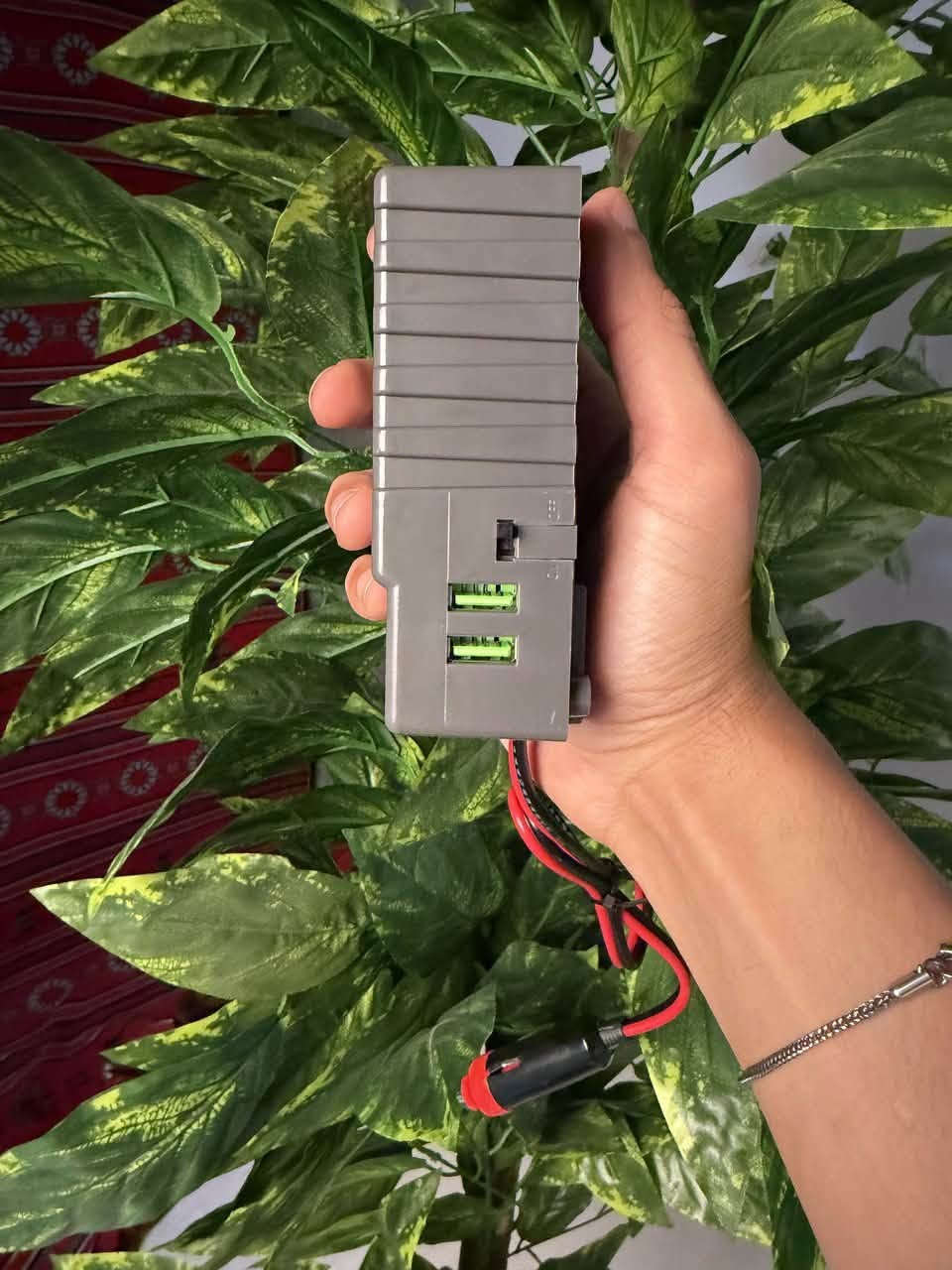 سلام وعليكم محلولة كهرباء لسيارات من 12 V الى 220V Ac 
بيه فتحتين كهرباء ومنفذيين usb وتكدر تشغل عليه اي شي تتحمل وبيه نضام حمايه سعر 18 الف وتوصيل مجاني للحجز مراسله صفحه او رقم ***********

