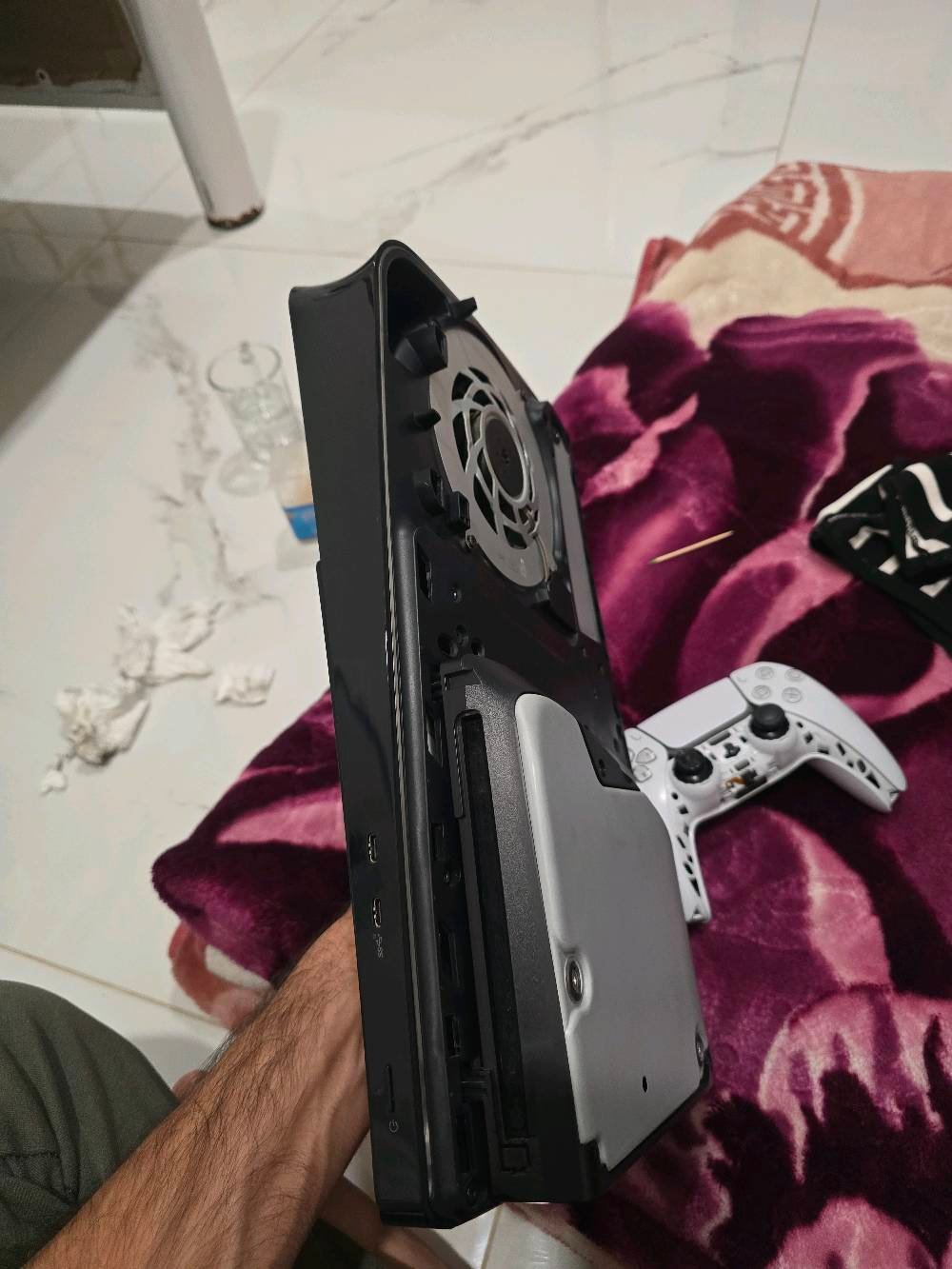 السلام عليكم 
بلي فايف سلم كامل ملحقات ويا قاعدة وقرص جي تي اي ذاكرة ١ تيرة ريجن ٢ اوربي مكاني  سعر ٧٧٥ وبي مجال بسيططططط
