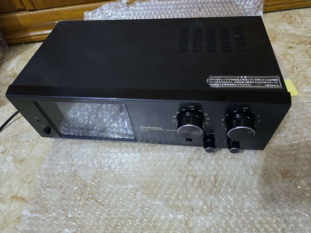 📺 للبيع: تلفزيون وستيريو كلاسيكي (Vintage Technics SV-50) 📺
​للراغبين باقتناء القطع النادرة والأنتيكات والمقتنيات الكلاسيكية المميزة!
​🔹 الماركة: تاكنيكس (Technics) – ياباني أصل.
🔹 الموديل: SV-50 (UHF/VHF Component Television).
🔹 الوصف: جهاز تلفزيون ومستقبل إشارة مكونات كلاسيكي نادرة بتصميم أنيق ومميز جداً ولون أسود فاخر، يحتوي على شاشة صغيرة مدمجة ومفاتيح تحكم كلاسيكية بالصورة والإشارة (UHF / VHF / Bright / Contrast).
🔹 الحالة: نظيف جداً بحالة ممتازة مظهرياً كما موضح بالصور.
🔹 الكهرباء: AC 100V (14W) – صناعة يابانية.
​✨ قطعة أنيقة جداً للمجمعين، أو للعرض والديكور في المنازل، المكاتب، أو الكافيهات الكلاسيكية.مكاني. سماوه اول قطع اليابان اخواني ***********
